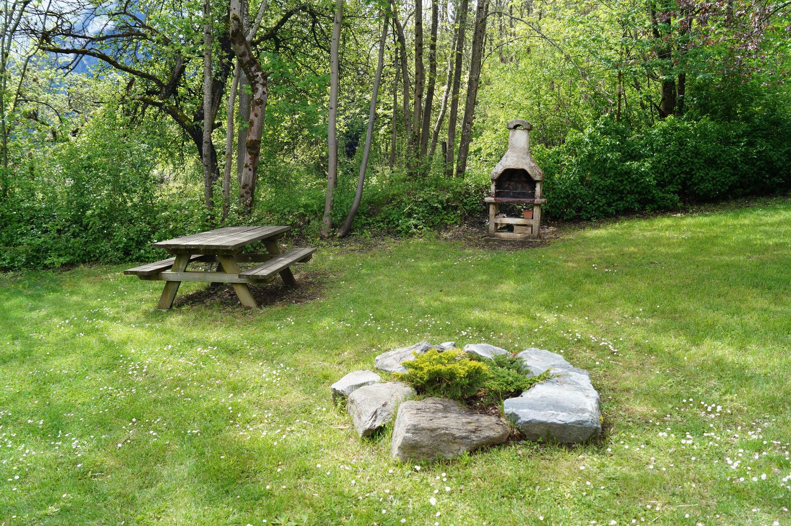 table forestière et barbecu