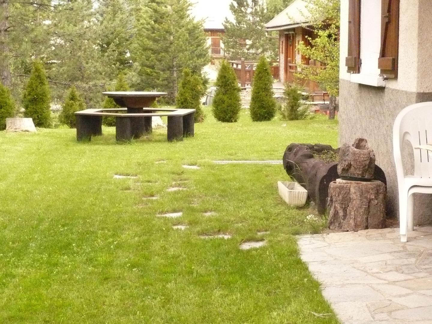 jardin avec table et banc 