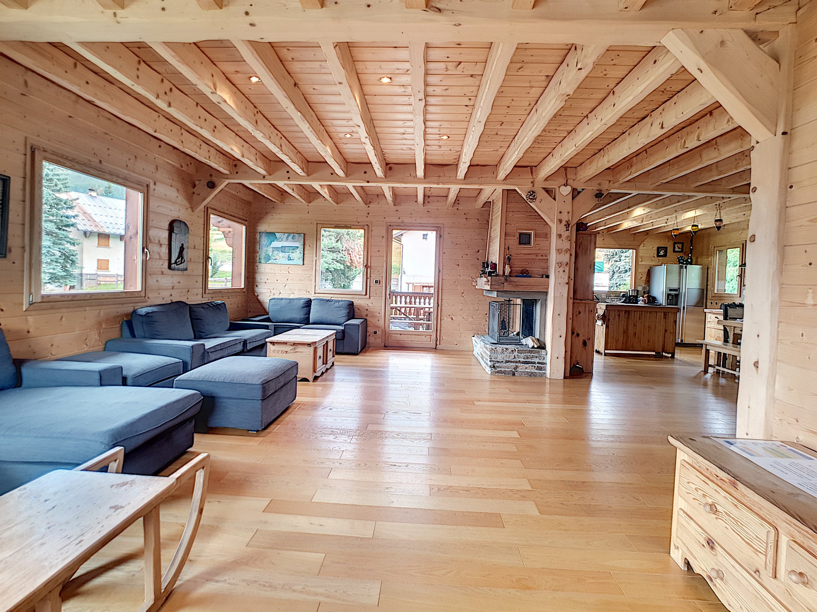 CHAL SCHMOES - PUY ST VINCENT 1400. Superbe chalet skis aux pieds (10 PERSONNES)