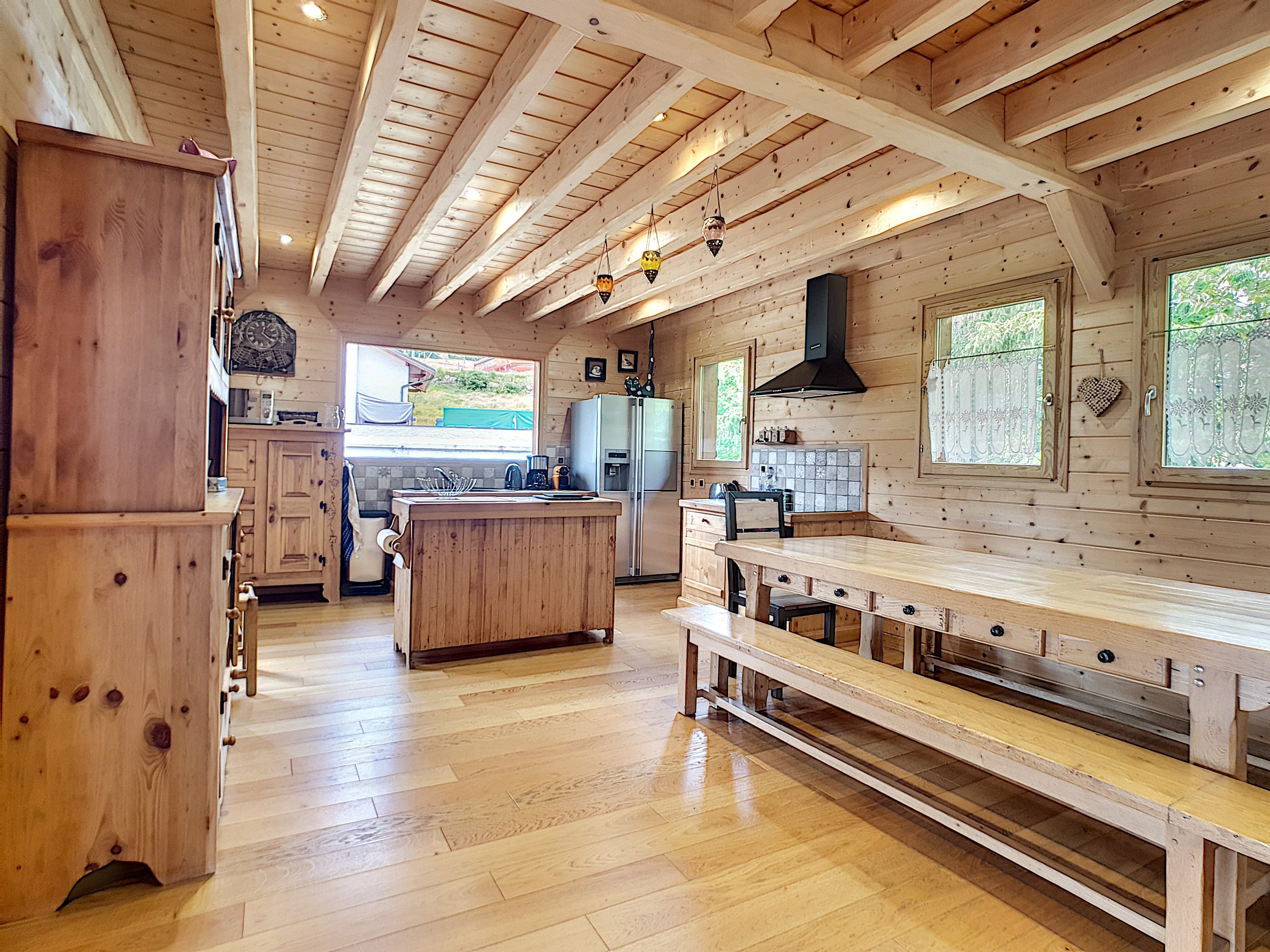 CHAL SCHMOES - PUY ST VINCENT 1400. Superbe chalet skis aux pieds (10 PERSONNES)