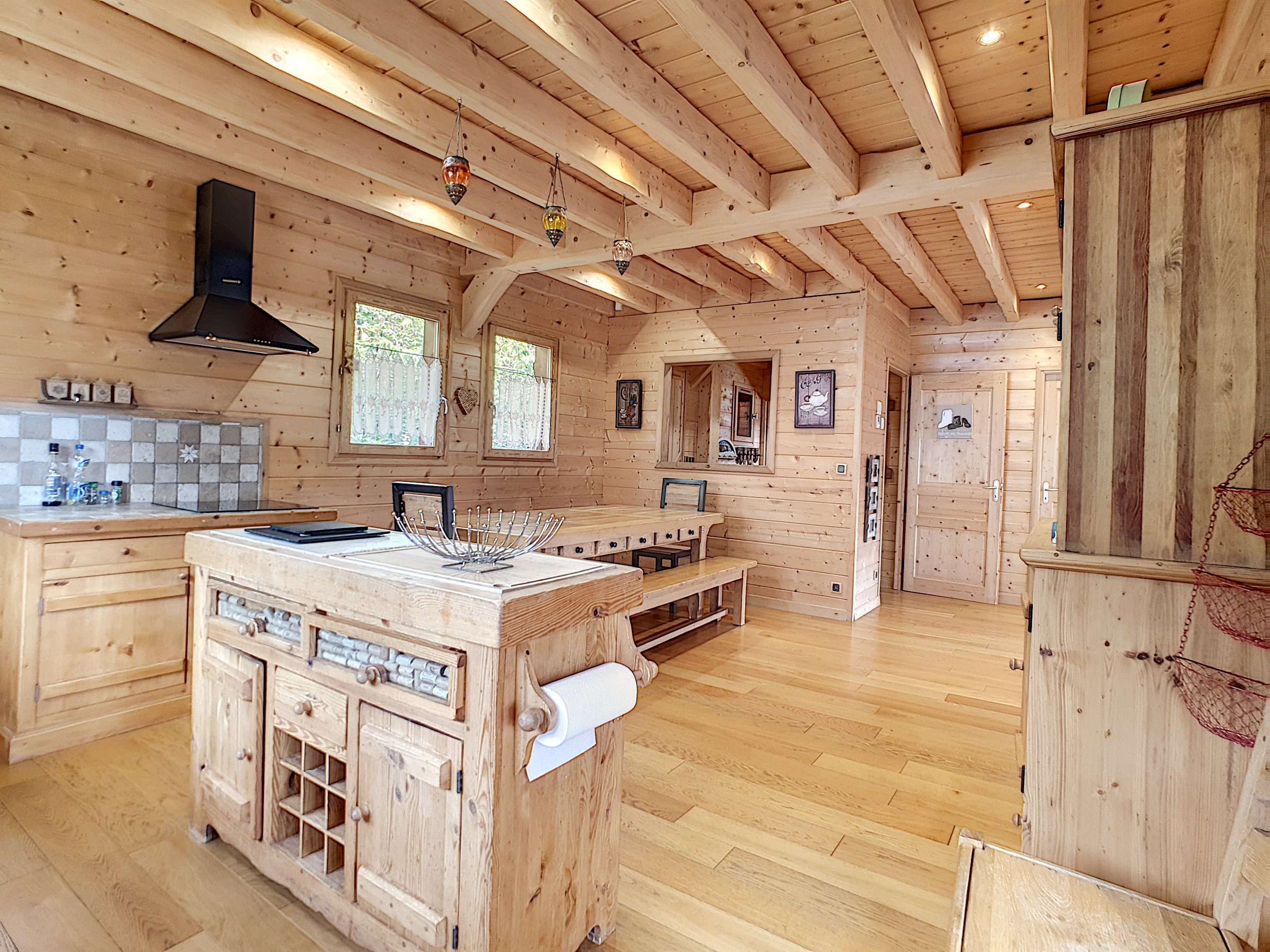 CHAL SCHMOES - PUY ST VINCENT 1400. Superbe chalet skis aux pieds (10 PERSONNES)