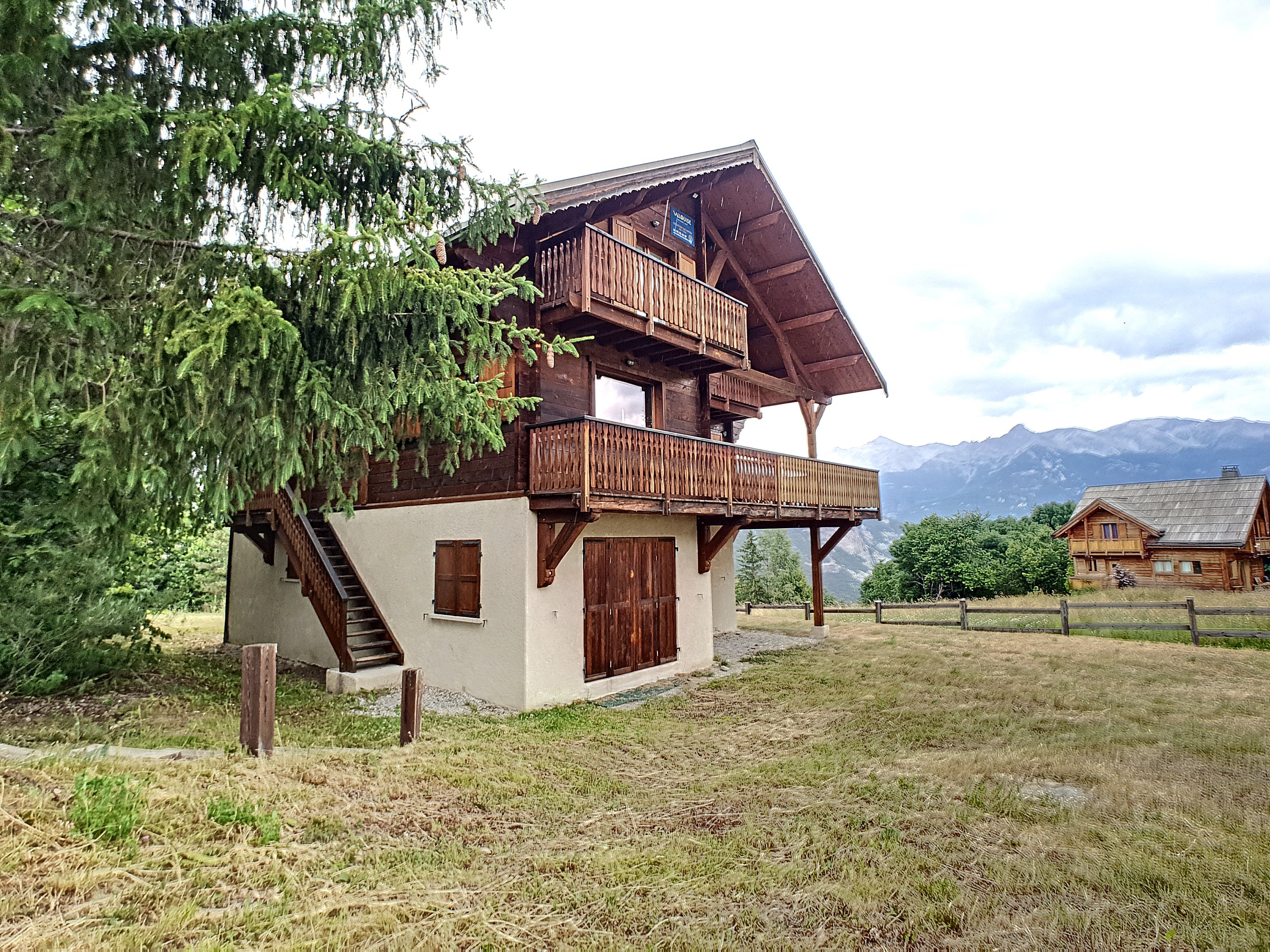 CHAL SCHMOES - PUY ST VINCENT 1400. Superbe chalet skis aux pieds (10 PERSONNES)
