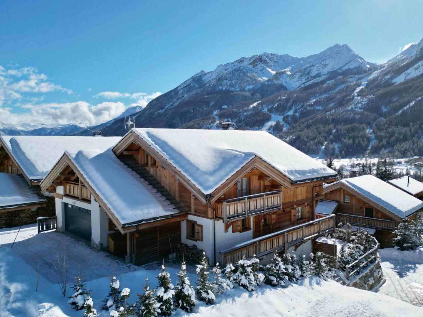 Chalet le Mélézin, 6 chambres, 6 salles de bains, un Jacuzzi 7 places et sauna, plein sud face aux pistes de Monêtier-Les-bains. 
