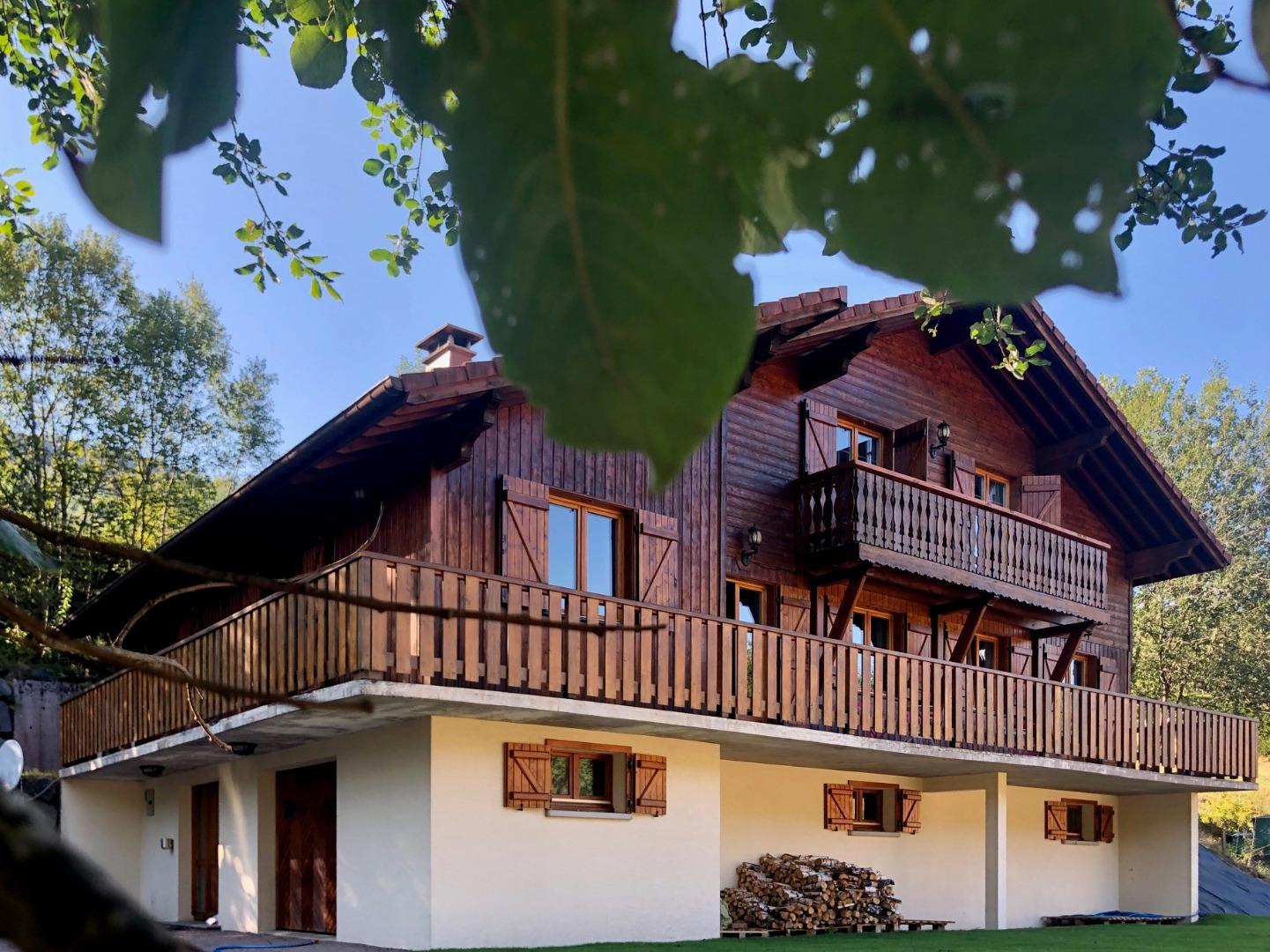 Chalet Family, Friends & Fools