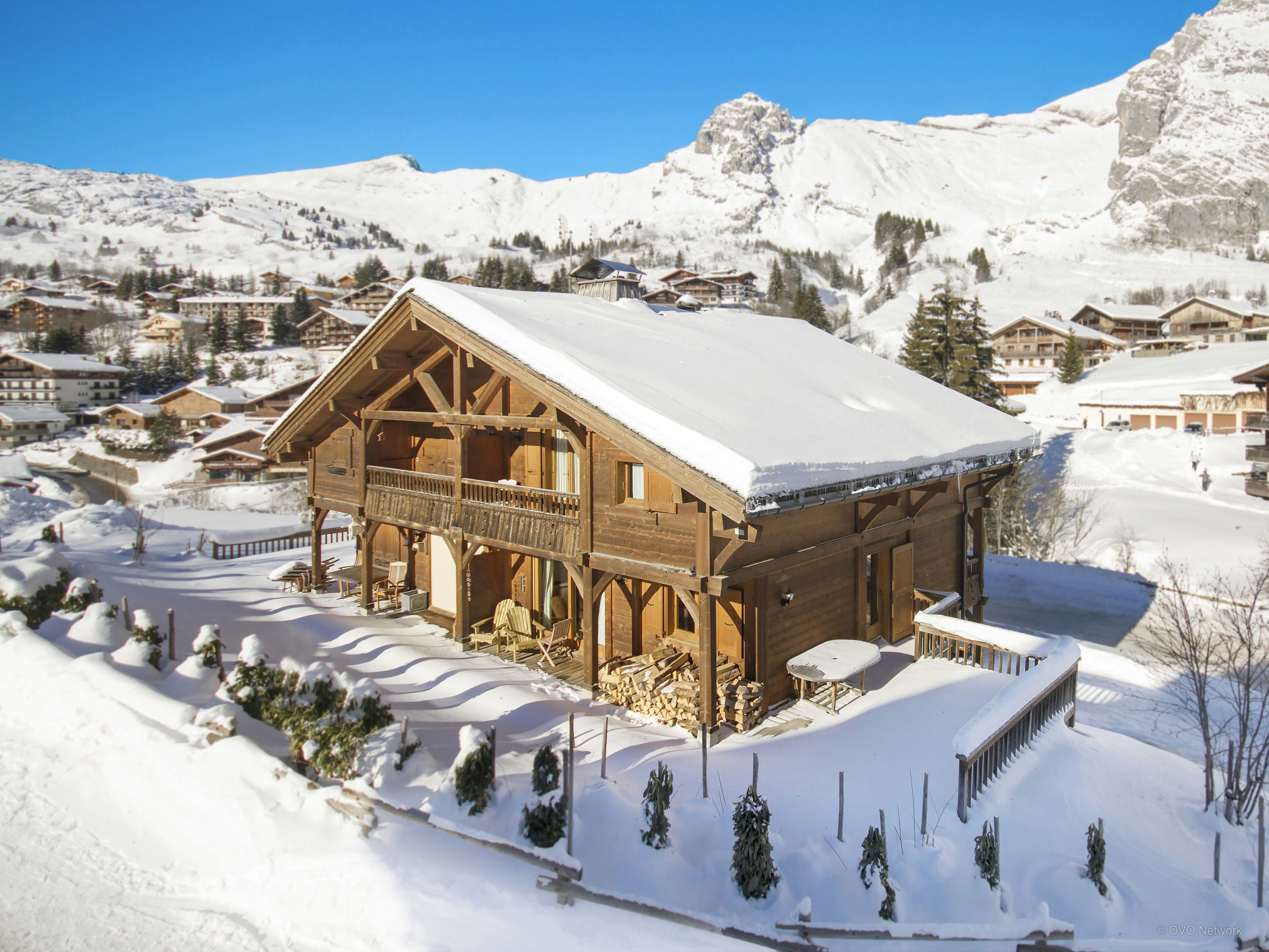 Skis aux pieds pour 8 - belle vue et proche village
