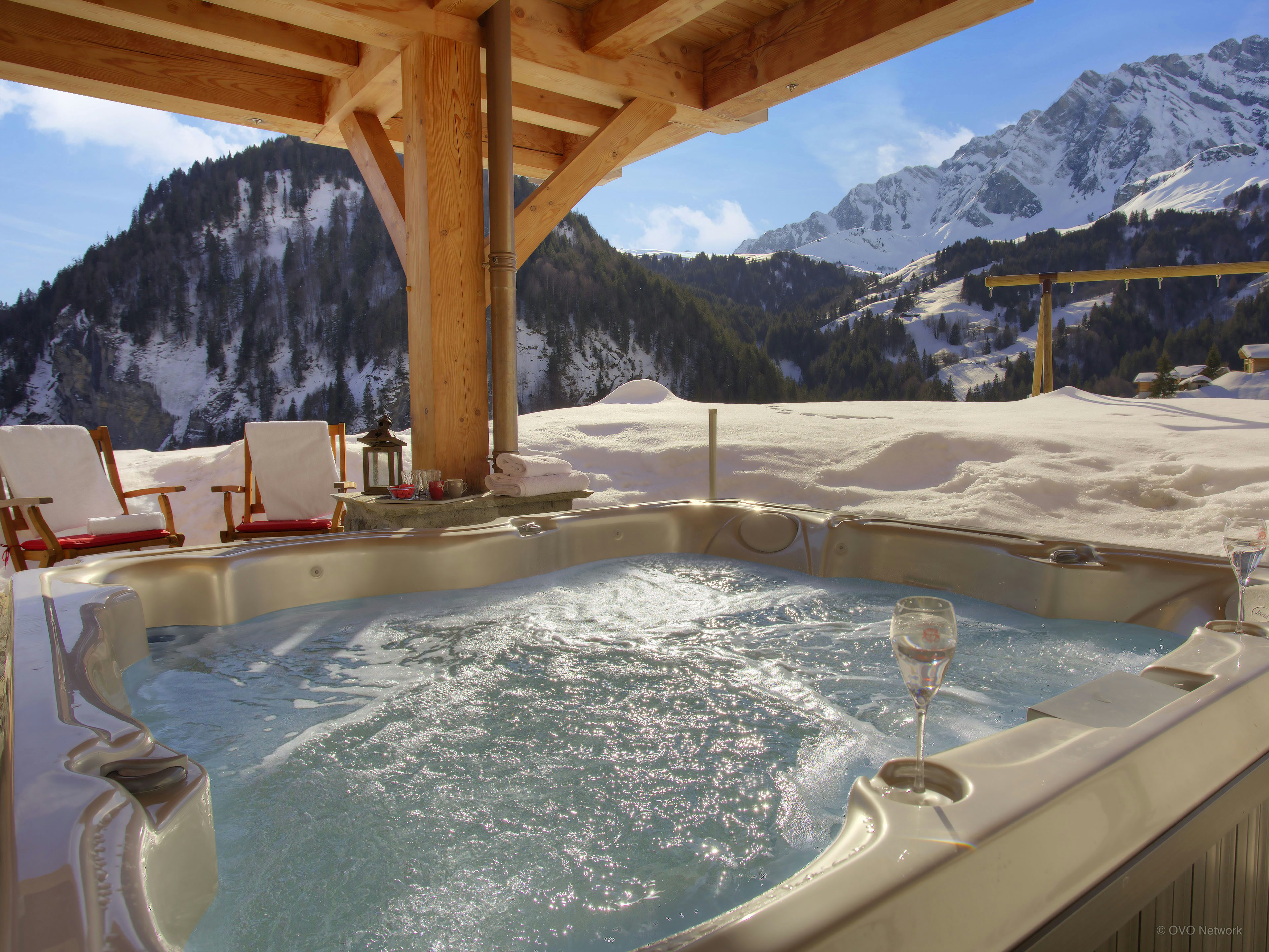 Skiez dans les alpes - jacuzzi