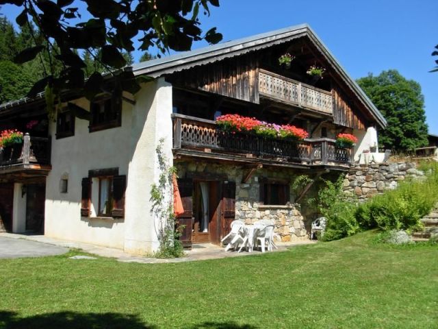 Chalet devant le bois