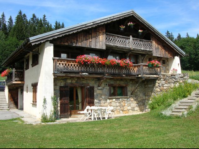 Chalet devant le bois