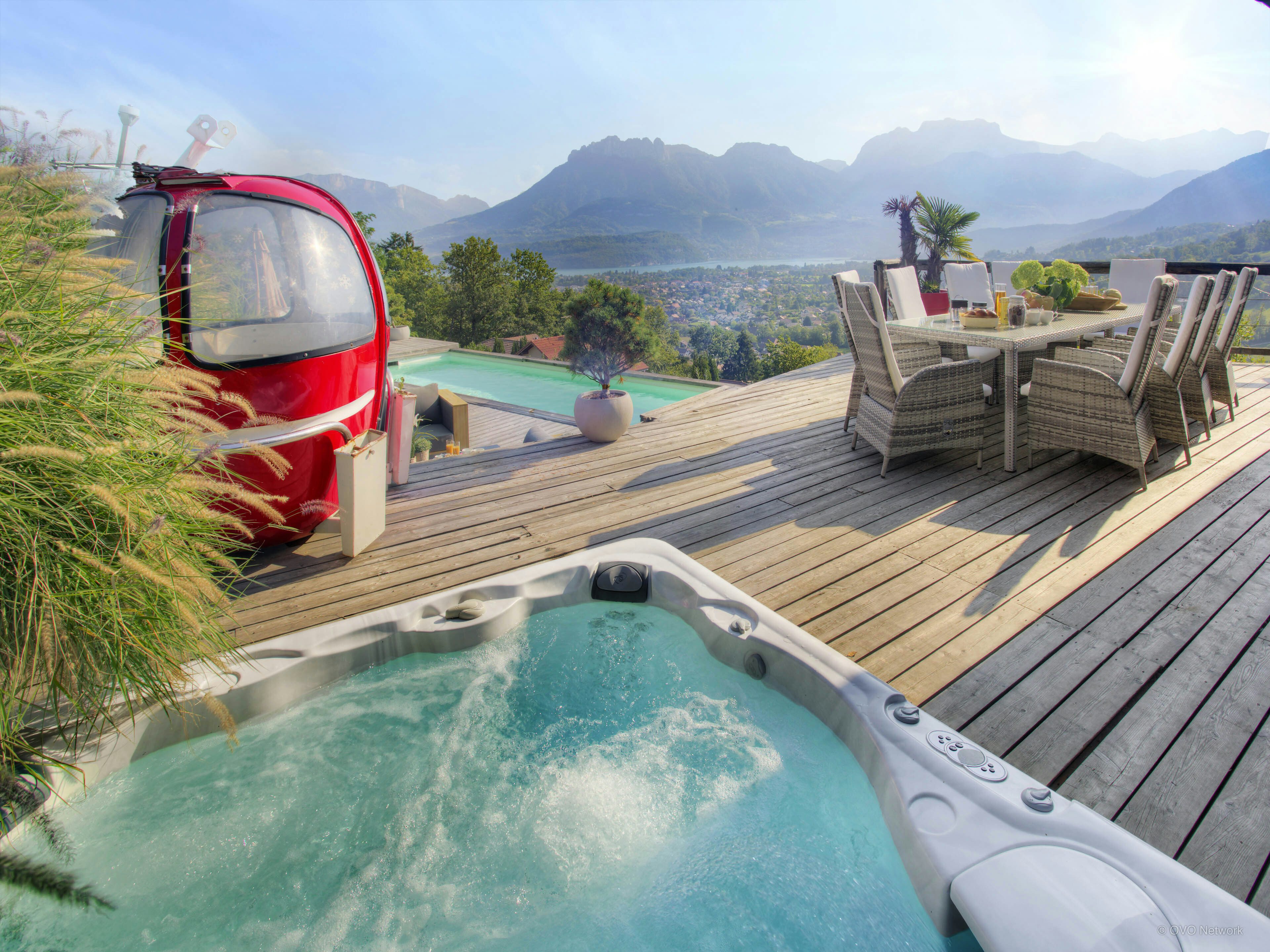 Chalet 5-étoiles pour 11 avec piscine chauffée et vue lac