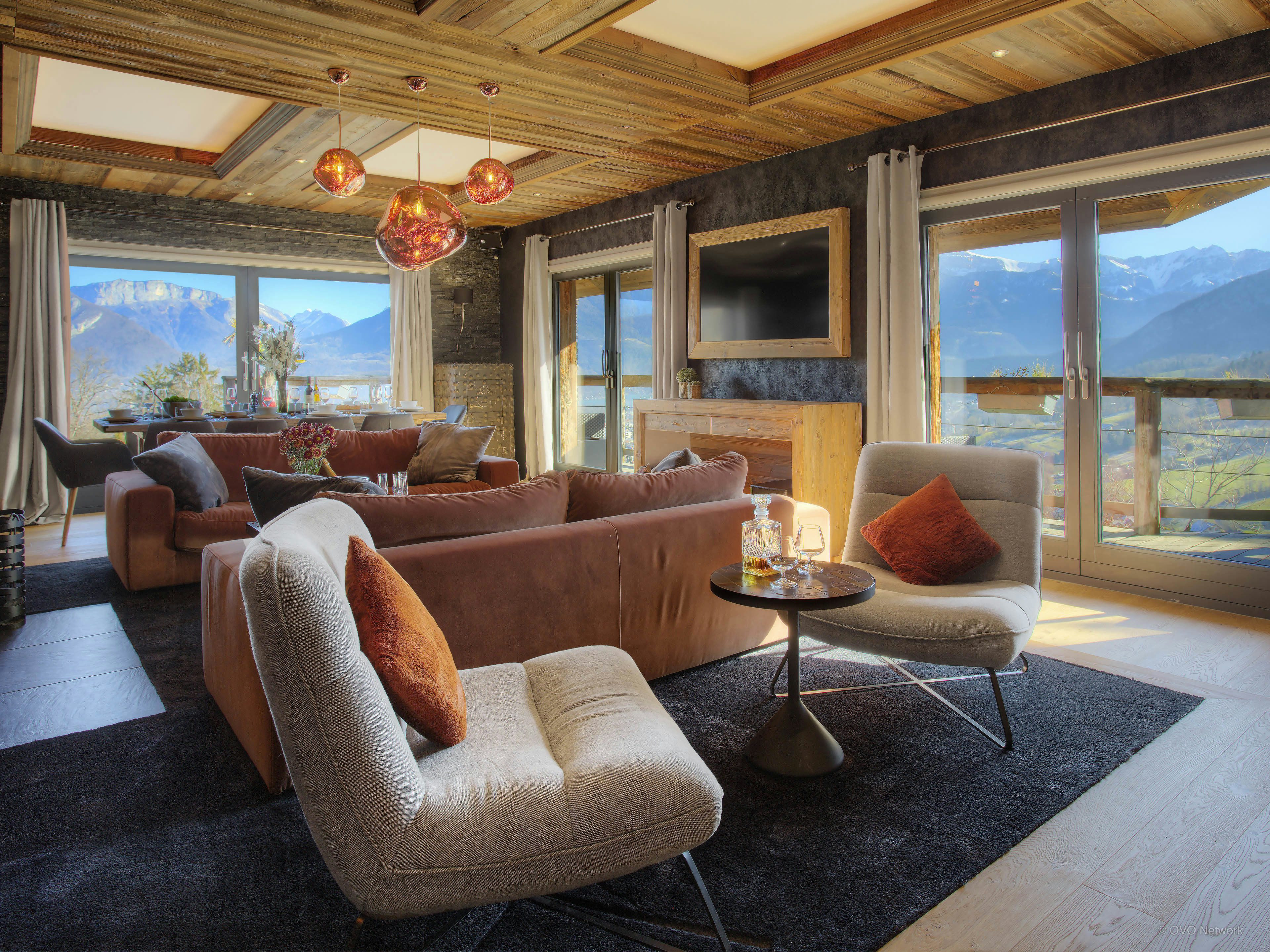 Chalet 5-étoiles pour 11 avec piscine chauffée et vue lac