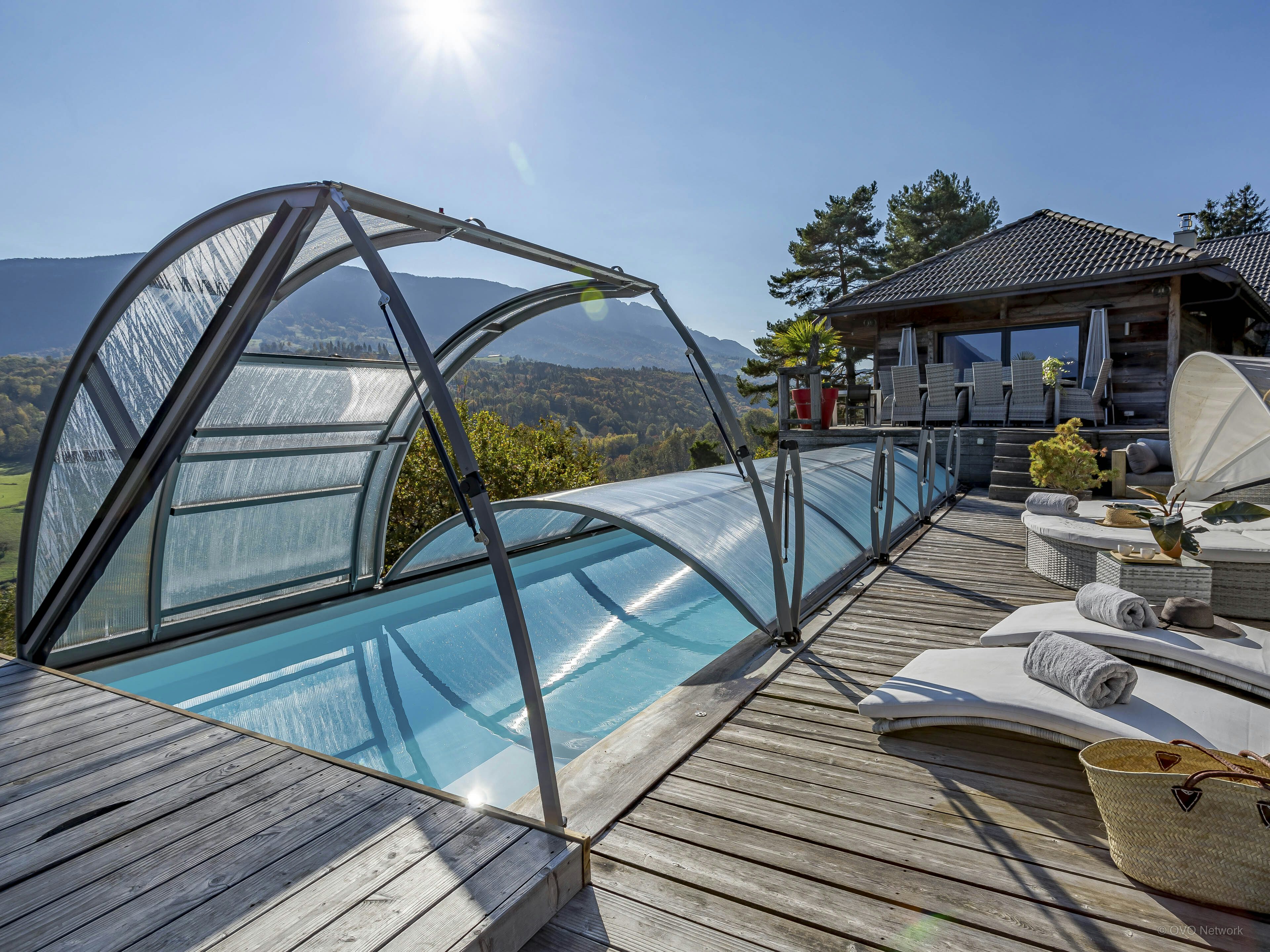 Chalet 5-étoiles pour 11 avec piscine chauffée et vue lac