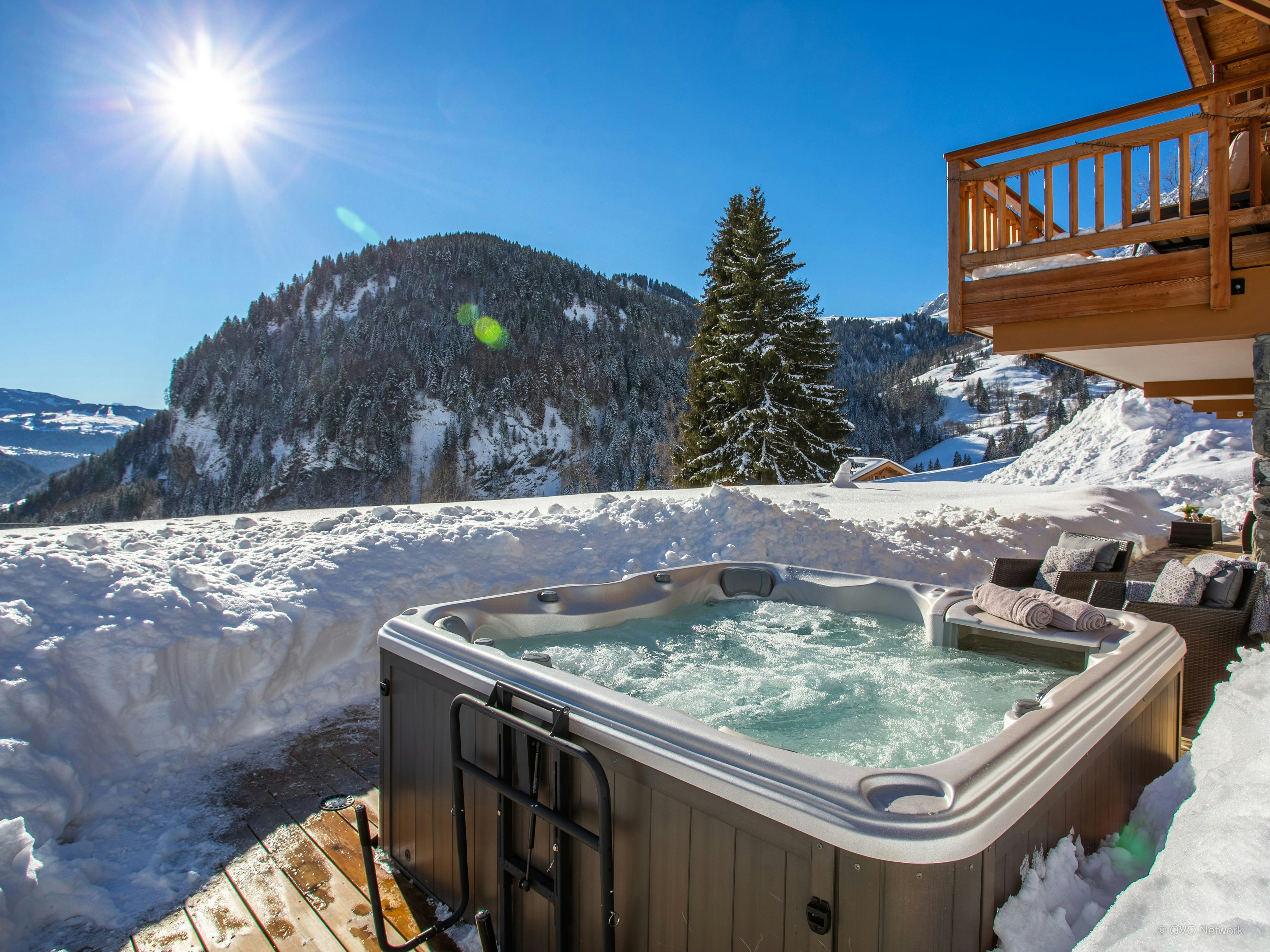 Splendide chalet avec jacuzzi proche village et pistes