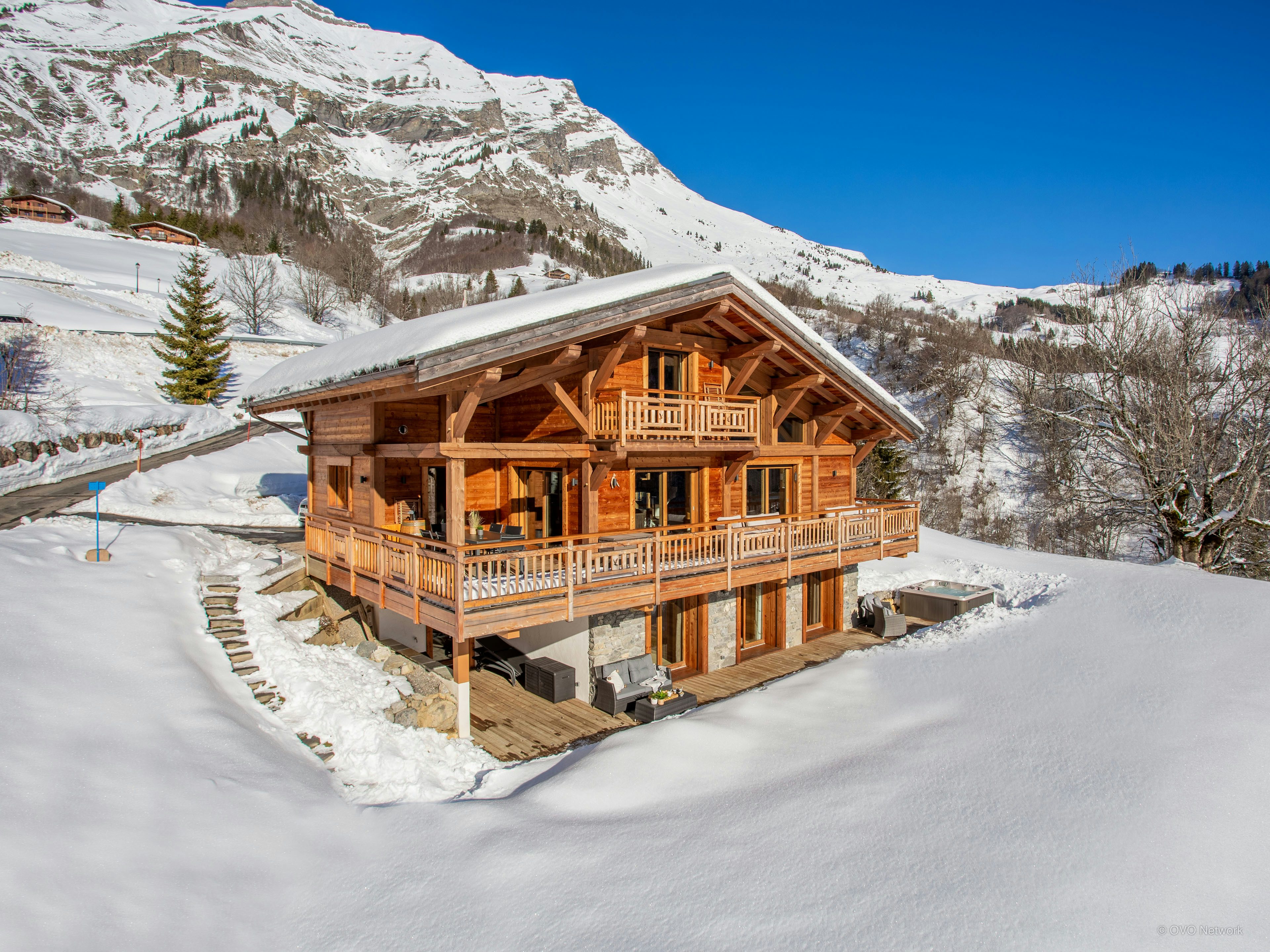 Splendide chalet avec jacuzzi proche village et pistes