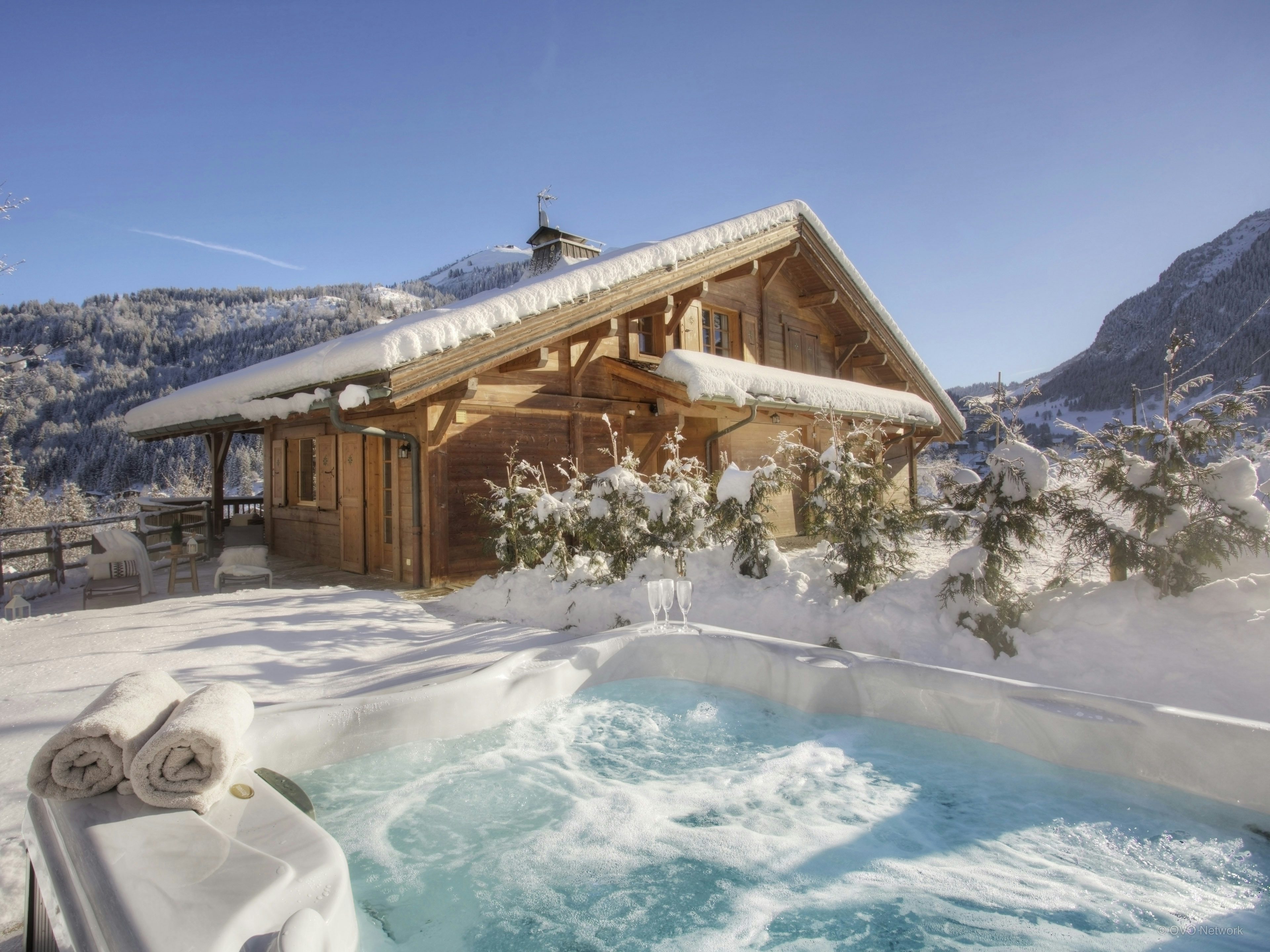 Jacuzzi et superbe vue depuis la terrasse
