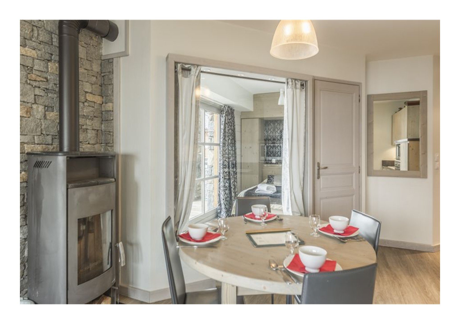 PRESTIGE 3 VALLEES LES MENUIRES LES BRUYERES  SKI AUX PIEDS 4 PERSONNES 53 M2 POSSIBLE 12 PERS 2 APPARTEMENTS