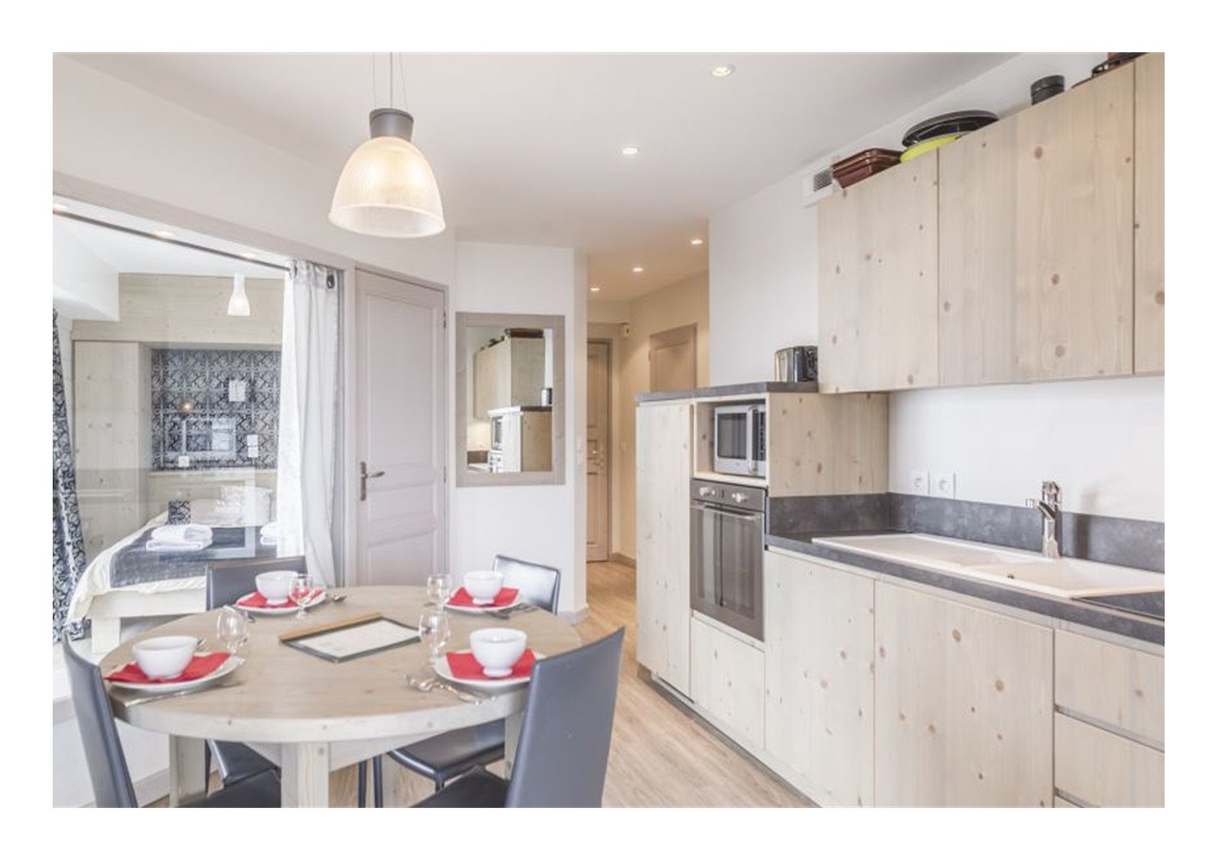 PRESTIGE 3 VALLEES LES MENUIRES LES BRUYERES  SKI AUX PIEDS 4 PERSONNES 53 M2 POSSIBLE 12 PERS 2 APPARTEMENTS