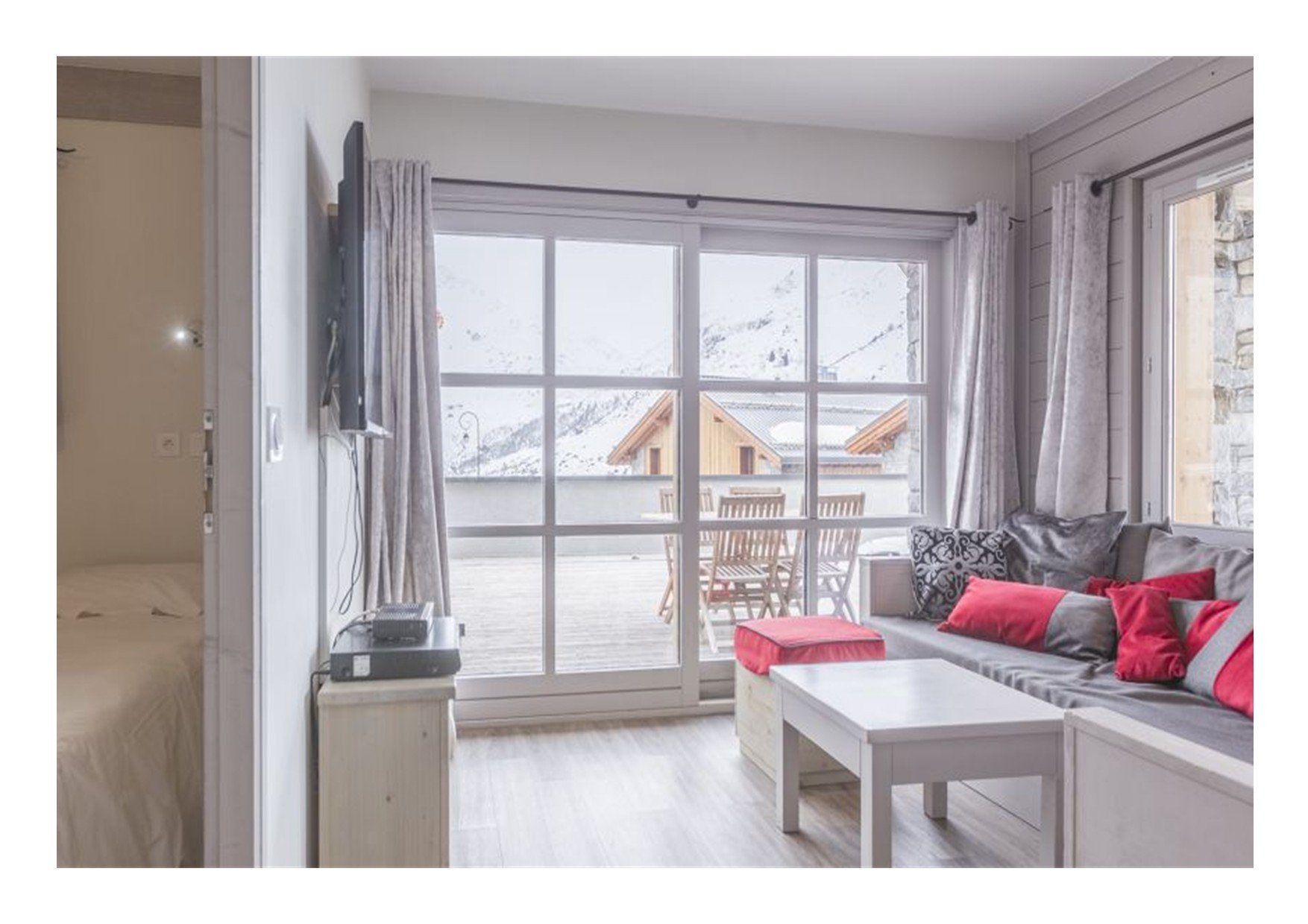 PRESTIGE 3 VALLEES LES MENUIRES LES BRUYERES  SKI AUX PIEDS 4 PERSONNES 53 M2 POSSIBLE 12 PERS 2 APPARTEMENTS