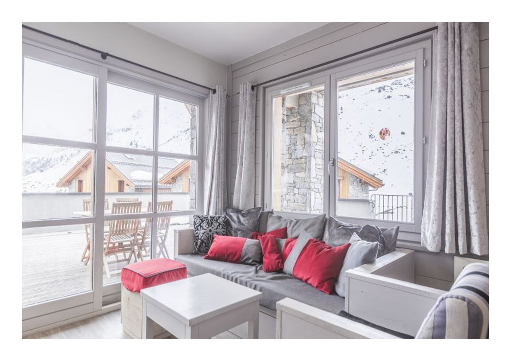 PRESTIGE 3 VALLEES LES MENUIRES LES BRUYERES  SKI AUX PIEDS 4 PERSONNES 53 M2 POSSIBLE 12 PERS 2 APPARTEMENTS