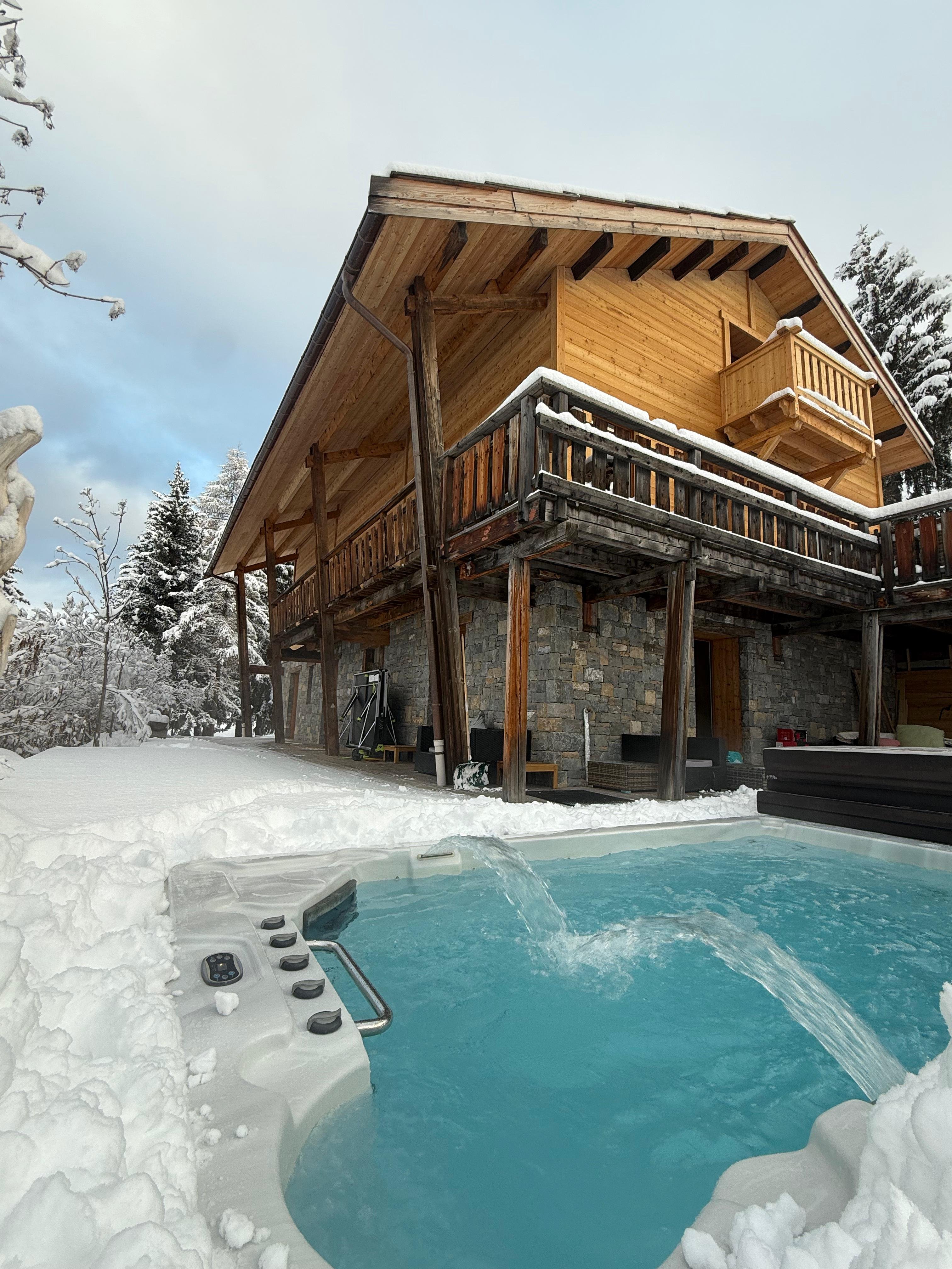 Grand chalet de prestige 24 personnes avec piscine et jacuzzi, face aux pistes à Vars