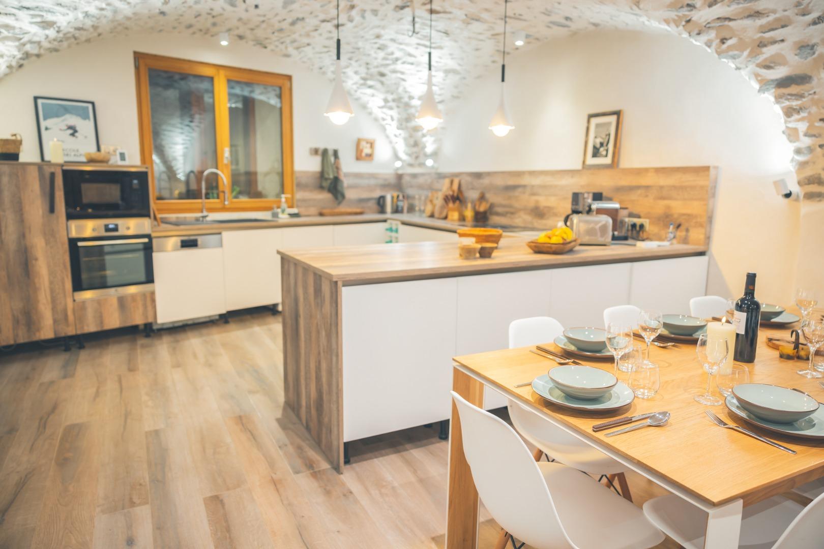 Grande cuisine équipée pour cuisiner pour de grands groupes