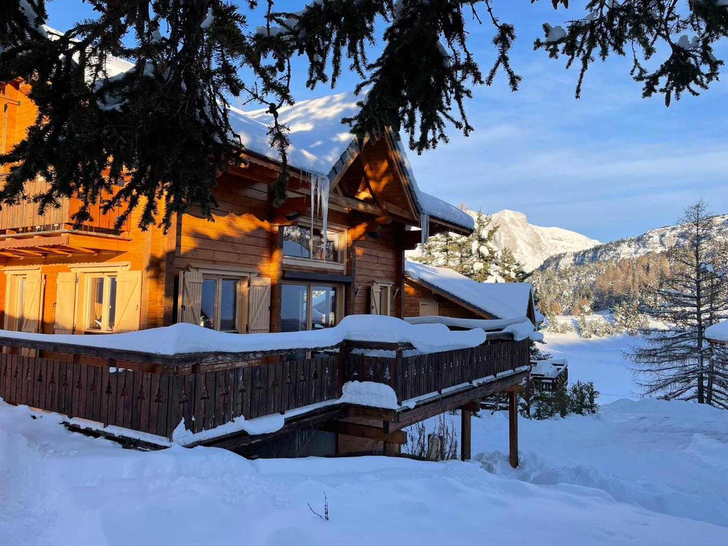 Le chalet est situé dans la zone calme des chalets de l'Eden sur la partie haute de la station