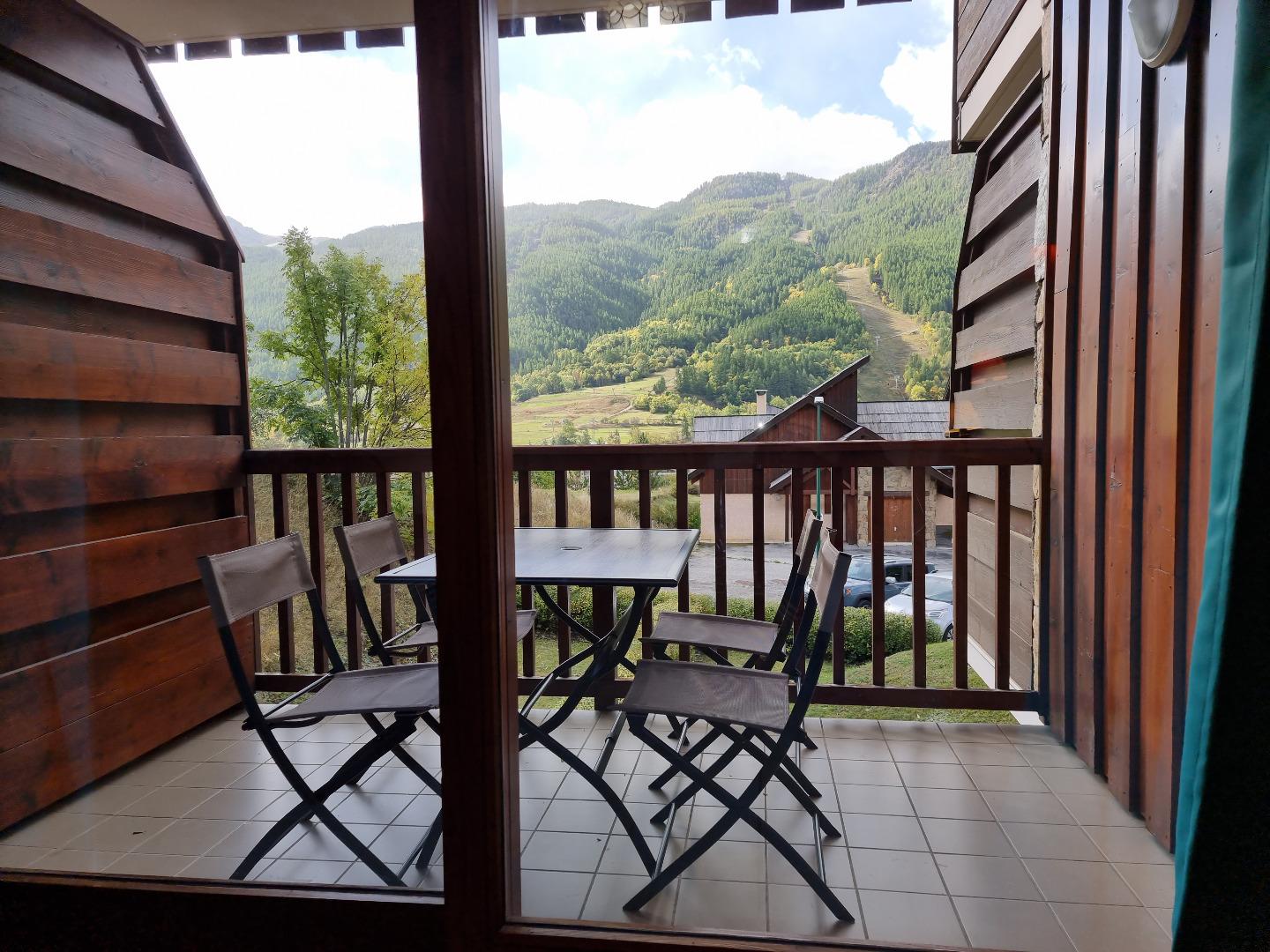 Bessa - vue degagee sur les montagnes et jardin