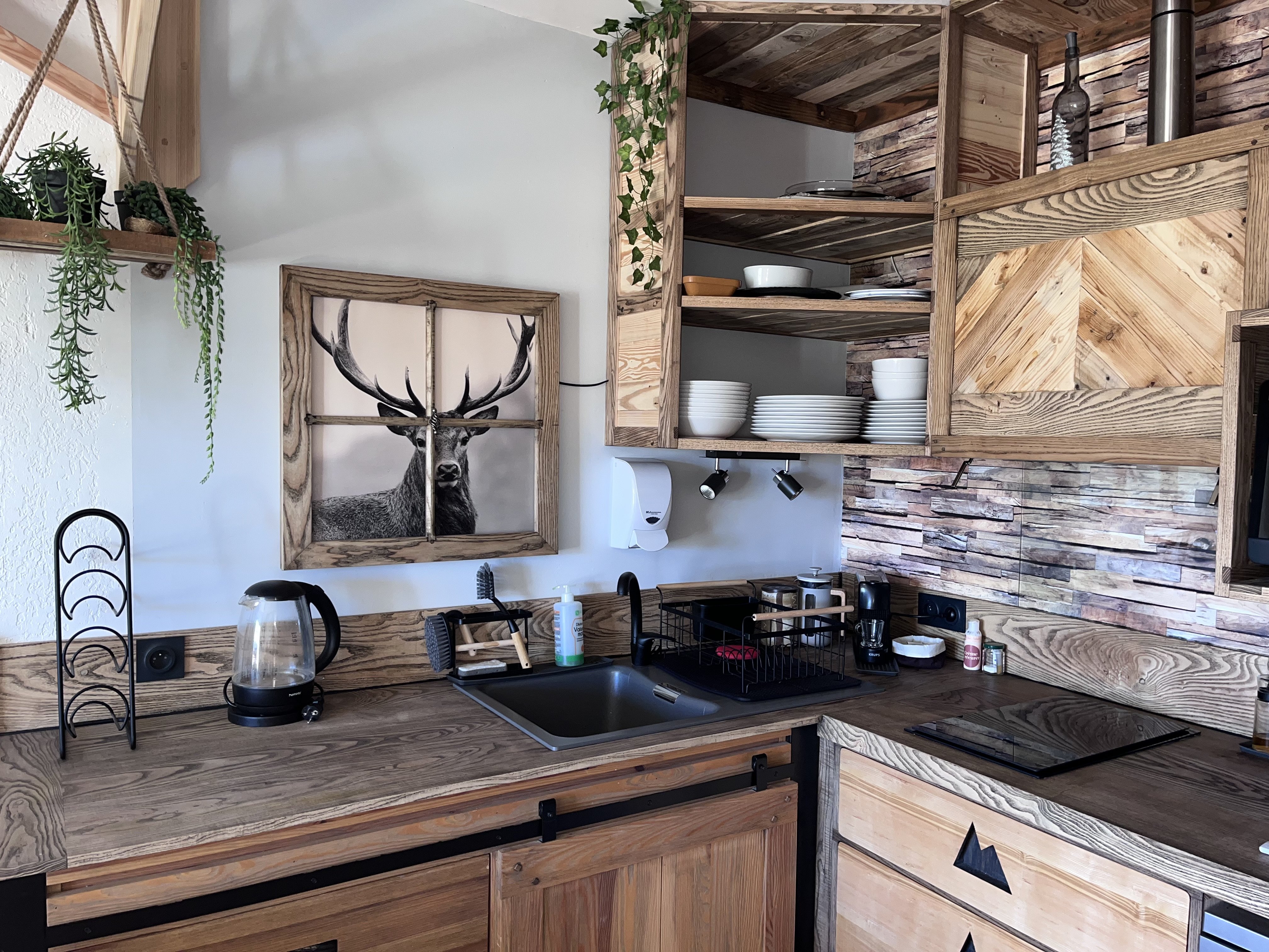 SUPERBE T2 classé 3*** 45 m2 rénové BOIS MASSIF-Tout confort-TOUT ÉQUIPÉ + WIFI FIBRE gratuit et illimité