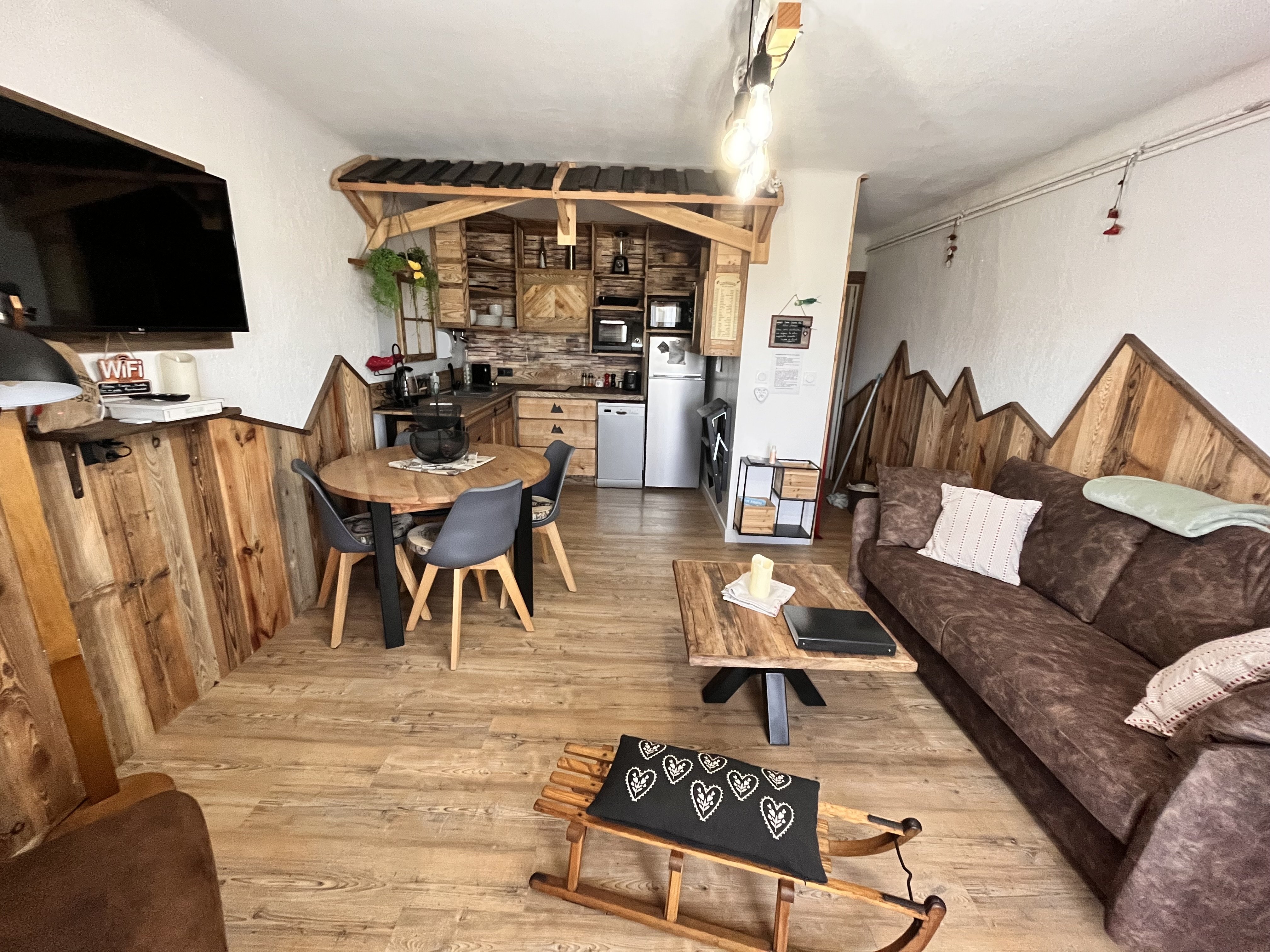 SUPERBE T2 classé 3*** 45 m2 rénové BOIS MASSIF-Tout confort-TOUT ÉQUIPÉ + WIFI FIBRE gratuit et illimité