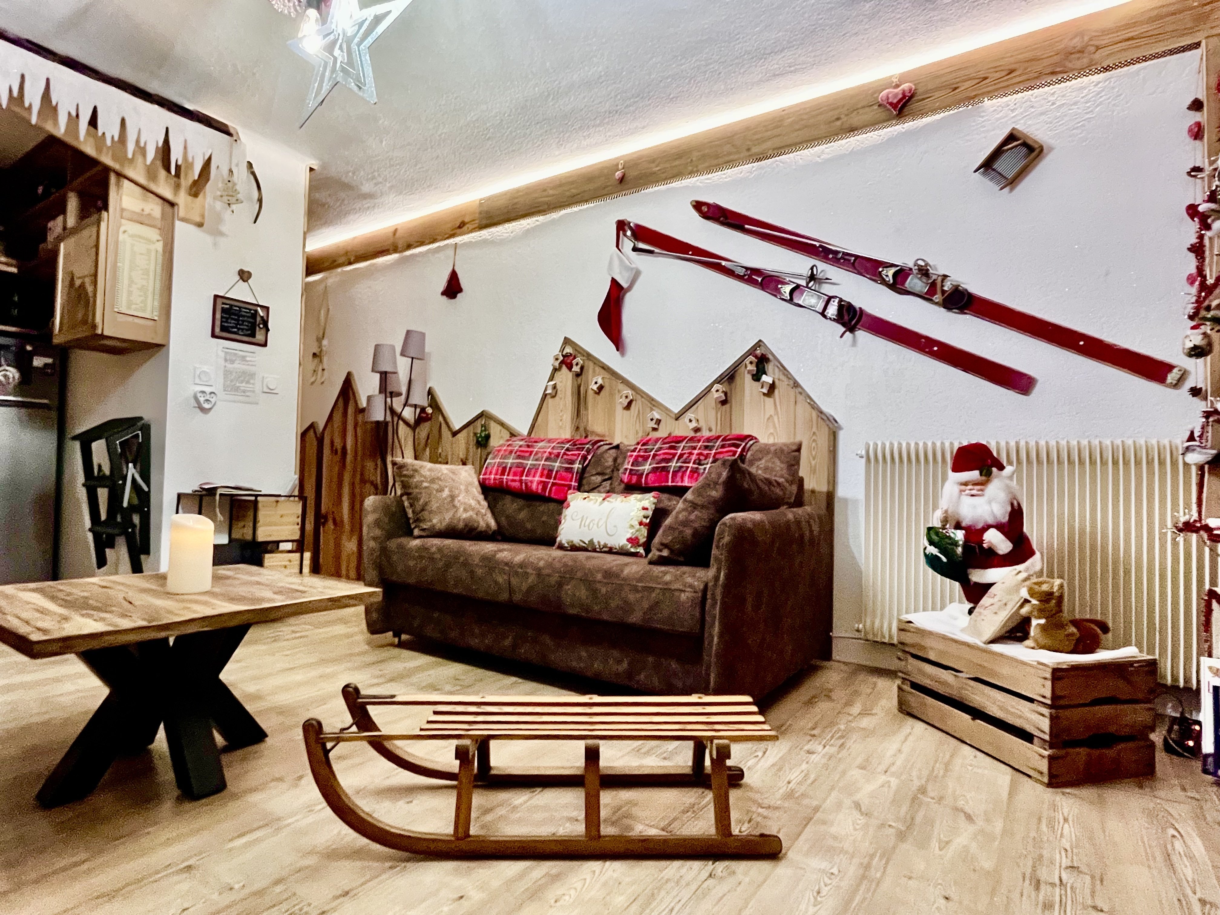 SUPERBE T2 classé 3*** 45 m2 rénové BOIS MASSIF-Tout confort-TOUT ÉQUIPÉ + WIFI FIBRE gratuit et illimité