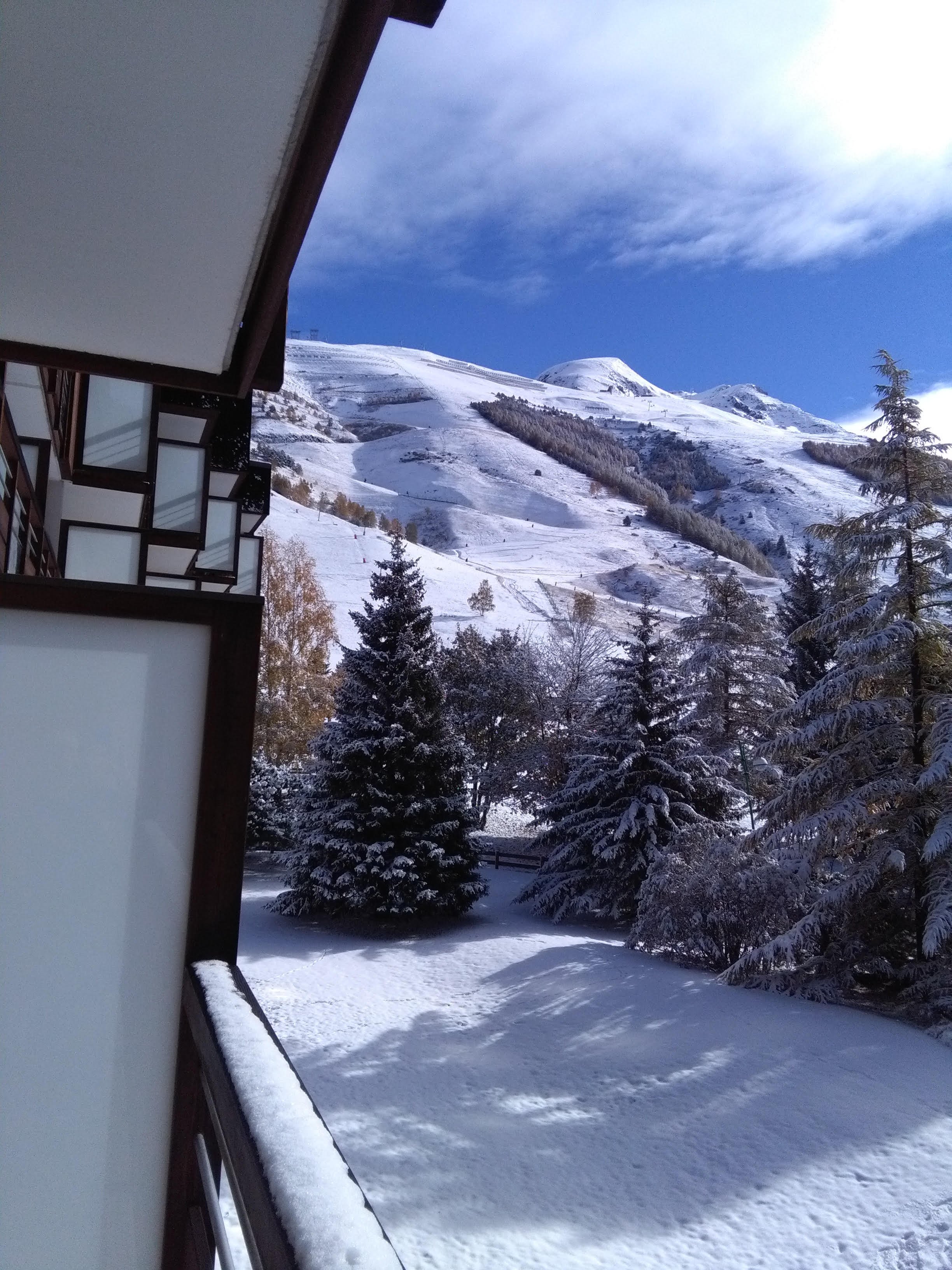 COTE BRUNE 2 -  HYPER CENTRE - FRONT DE NEIGE 1ERE LIGNE DEVANT ESF A 100 M DU JANDRI (direct glacier) - BALCON PLEIN SUD + PARKING PRIVE FERME -