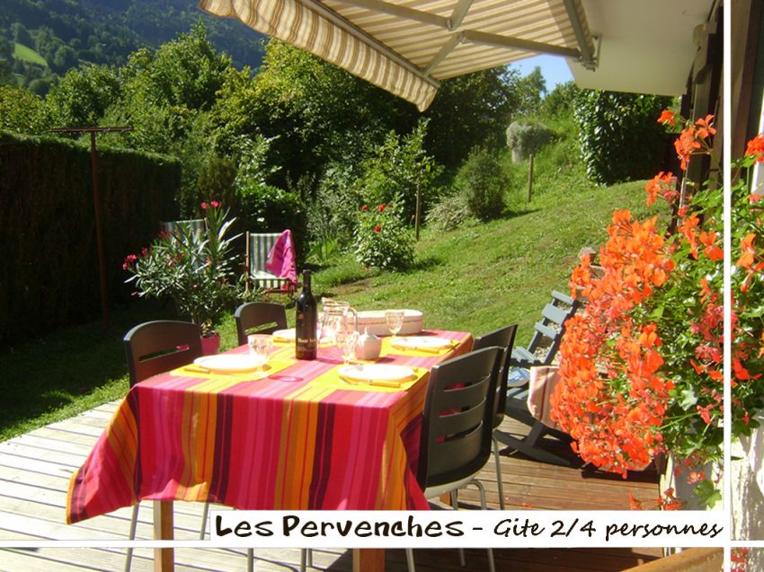 Appartement de plain-pied disposant d'une vaste terrasse en IPE avec mobiliers de jardin, store, barbecue électrique Weber. 