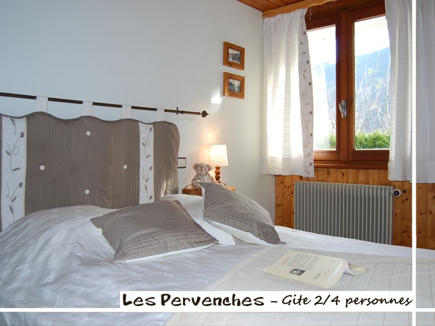 Chambre indépendante avec lit de 140 cm. Possibilité de location de draps (lits faits à l'arrivée). Matériel bébé à disposition (lit, chaise haute, transat, baignoire, poussette...). 