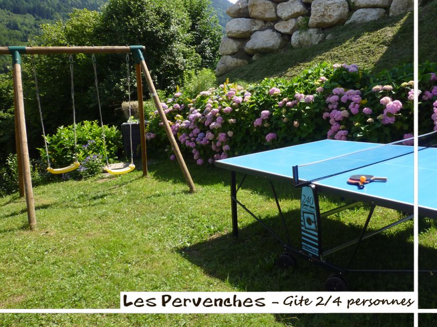 Jardin avec jeux enfants (balançoire, bac à sable, table de ping-pong). 