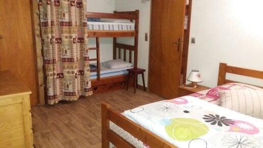 Chambre avec un lit de 140 et 2 lits superposés