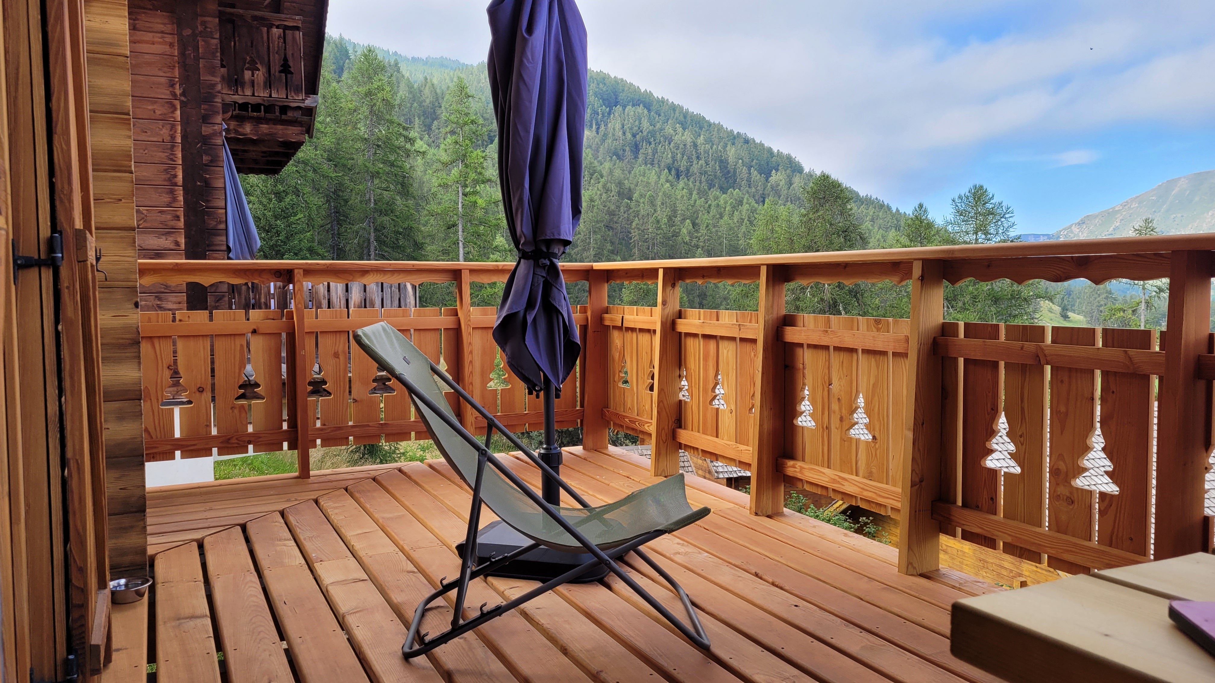 La terrasse et sa magnifique vue sur les montagnes