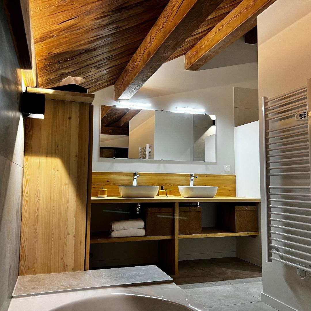 La Tanière des orres  et le louveteau 