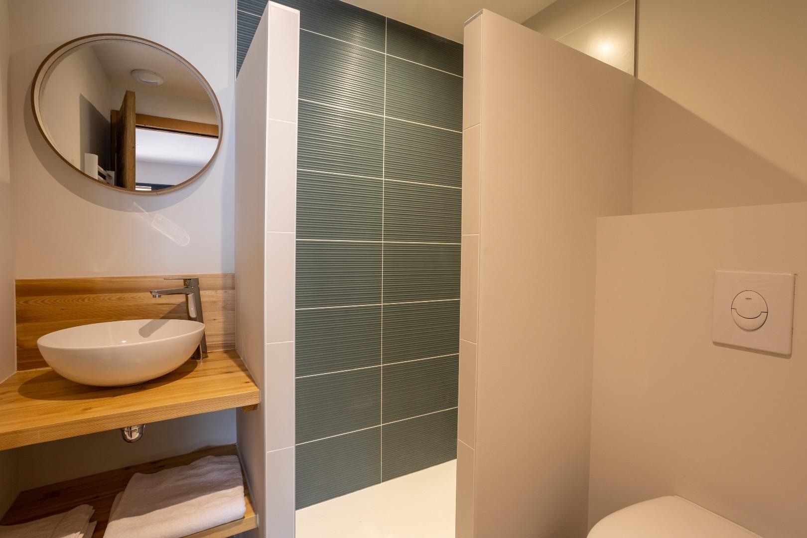 La Tanière des orres  et le louveteau 