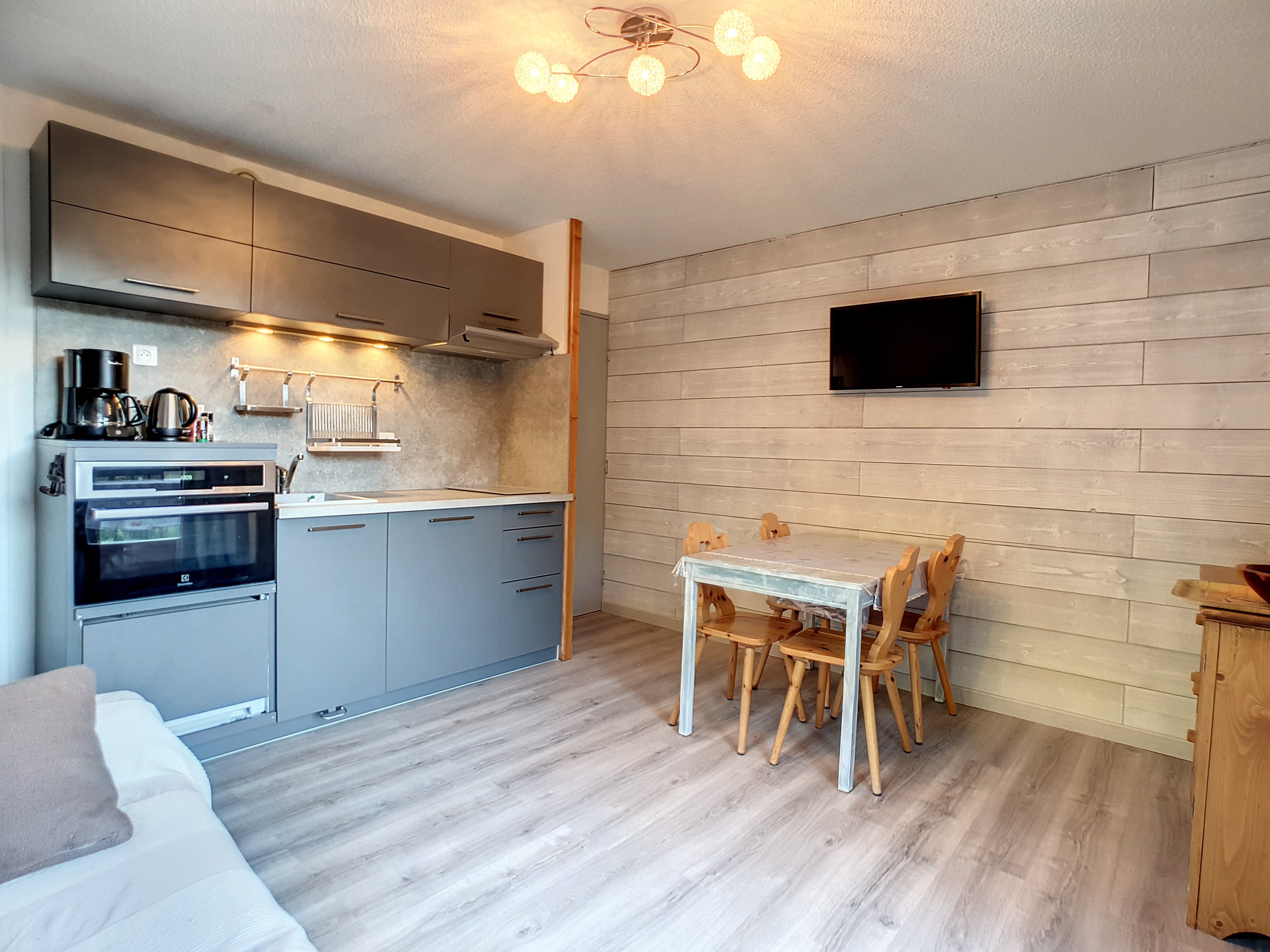 APPA LAUZIERES 8 - PELVOUX- Charmant T2 skis aux pieds ( 4 personnes)