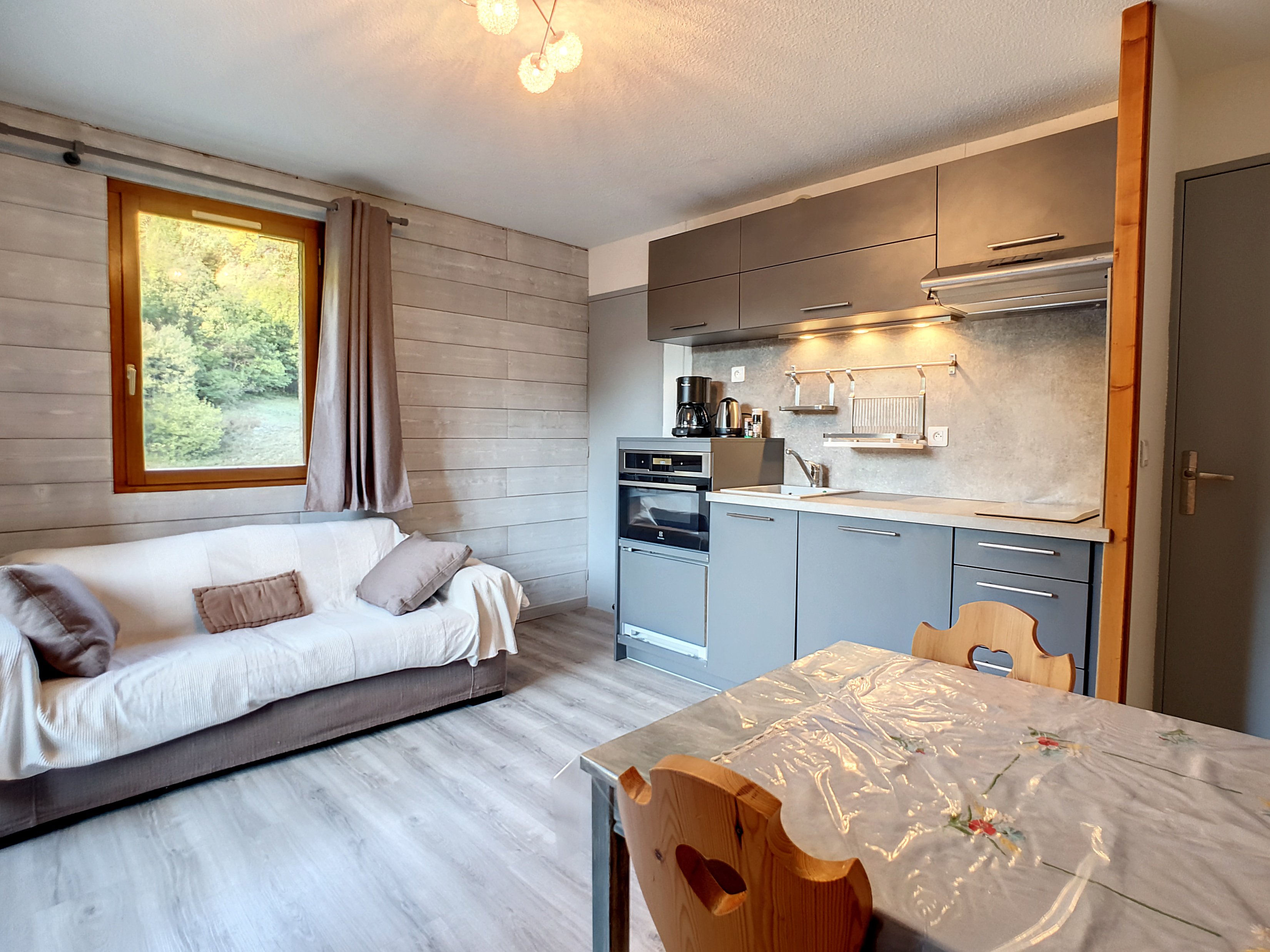 APPA LAUZIERES 8 - PELVOUX- Charmant T2 skis aux pieds ( 4 personnes)