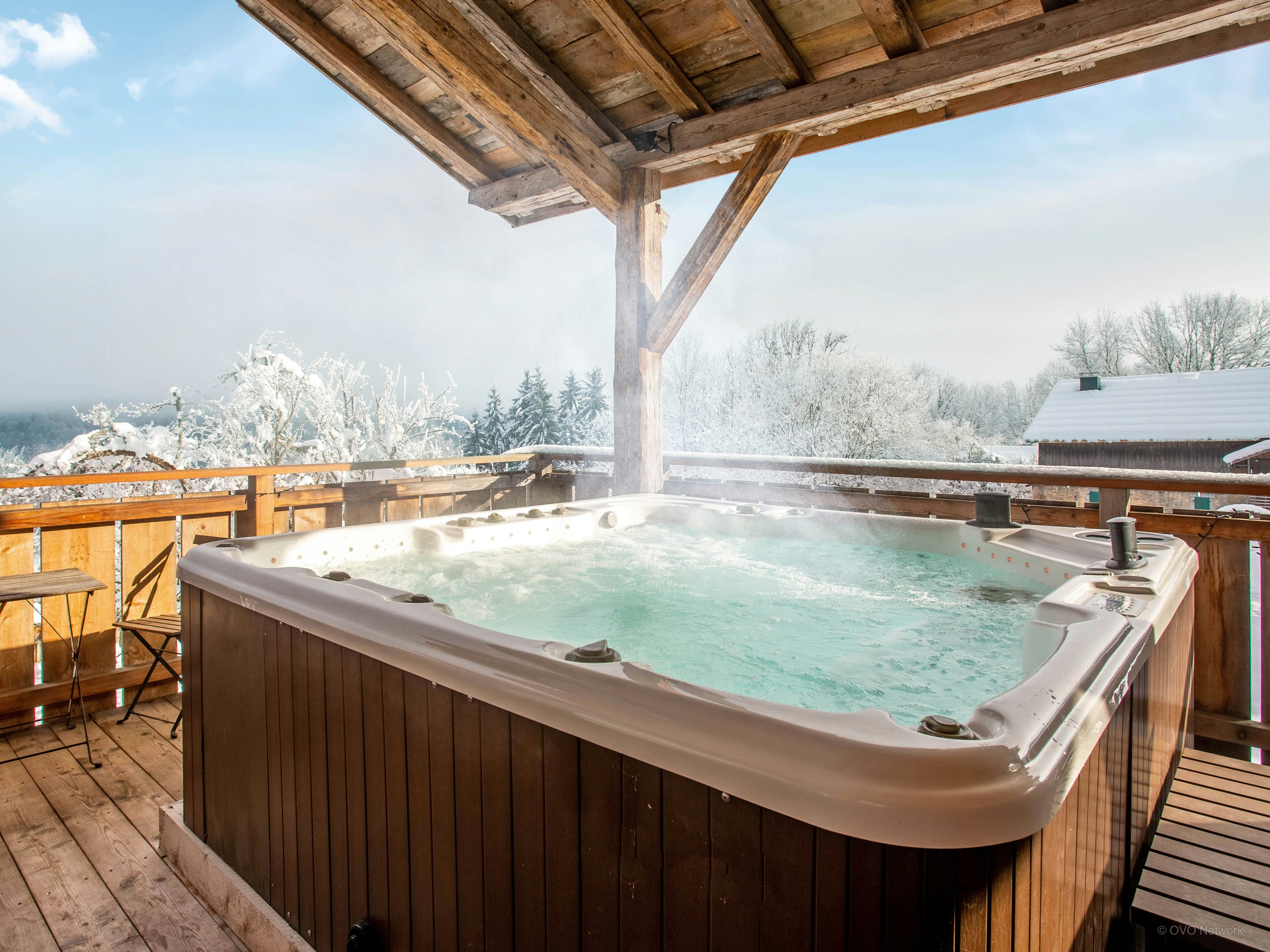 Jacuzzi, salle de jeux et piscine