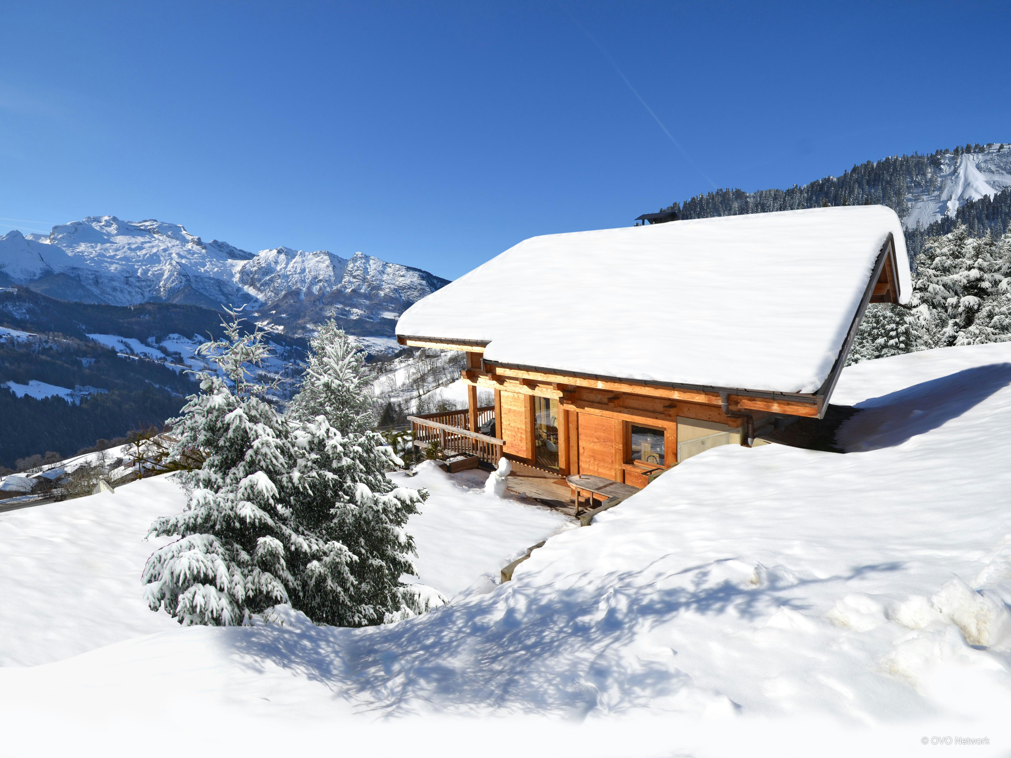 Chalet 4 étoiles pour 8 : jacuzzi, terrasses, poêle à bois