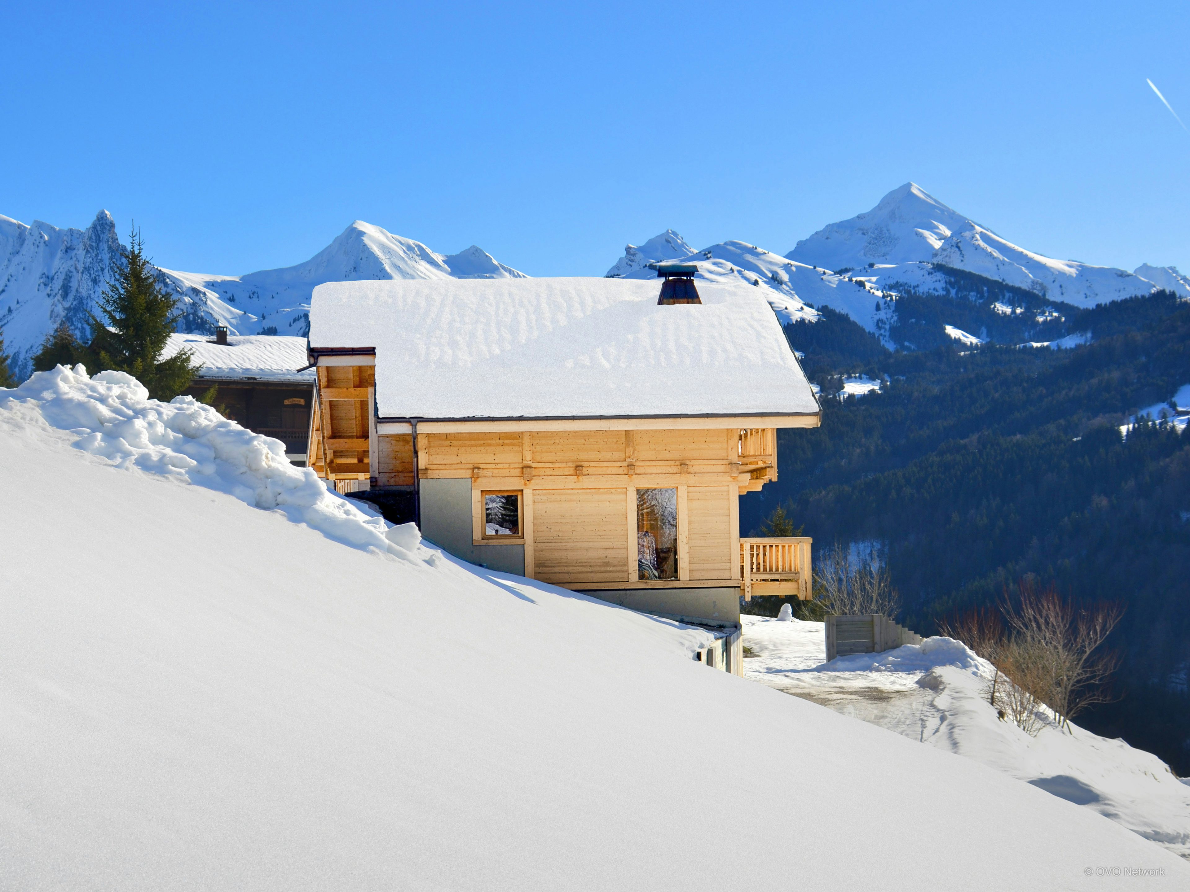 Chalet 4 étoiles pour 8 : jacuzzi, terrasses, poêle à bois