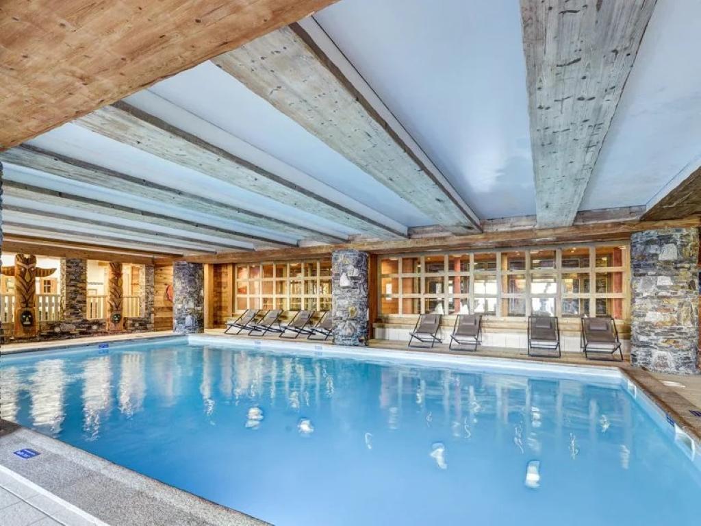 Spacieux duplex, 3 chambres, 6-8 couchages, vue panoramique, résidence premium avec piscine, accès skis aux pieds.