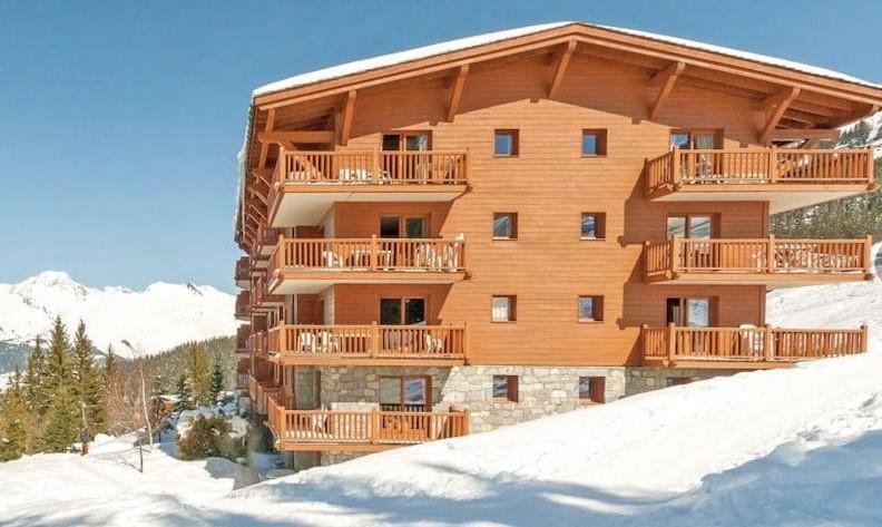 Spacieux duplex, 3 chambres, 6-8 couchages, vue panoramique, résidence premium avec piscine, accès skis aux pieds.