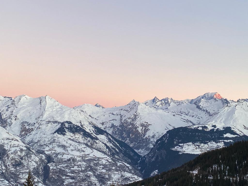 Spacieux duplex, 3 chambres, 6-8 couchages, vue panoramique, résidence premium avec piscine, accès skis aux pieds.