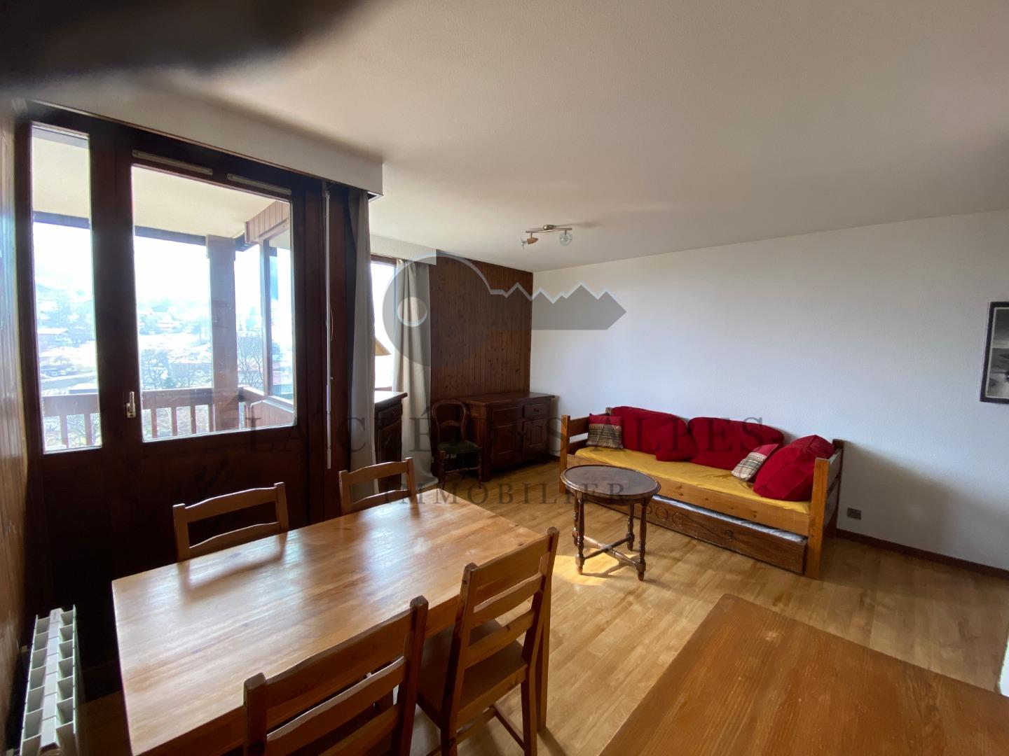 Spacieux deux pieces avec vue degagee , garage et cave