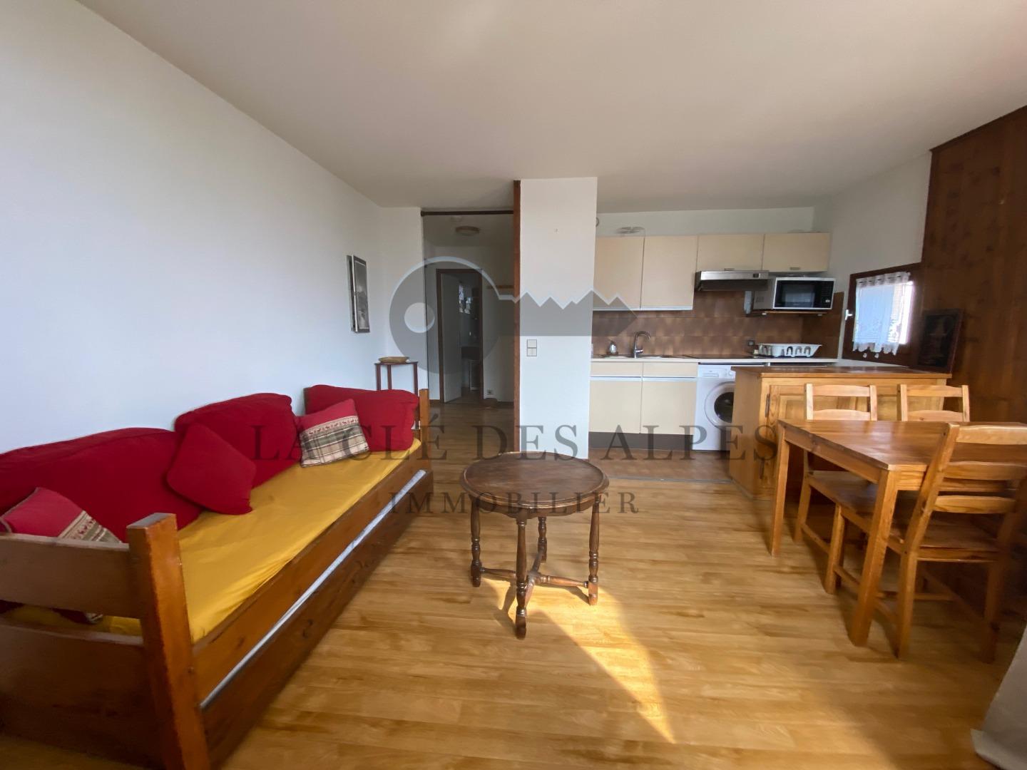 Spacieux deux pieces avec vue degagee , garage et cave