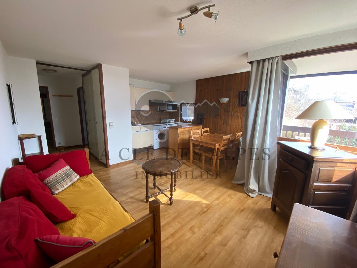 Spacieux deux pieces avec vue degagee , garage et cave