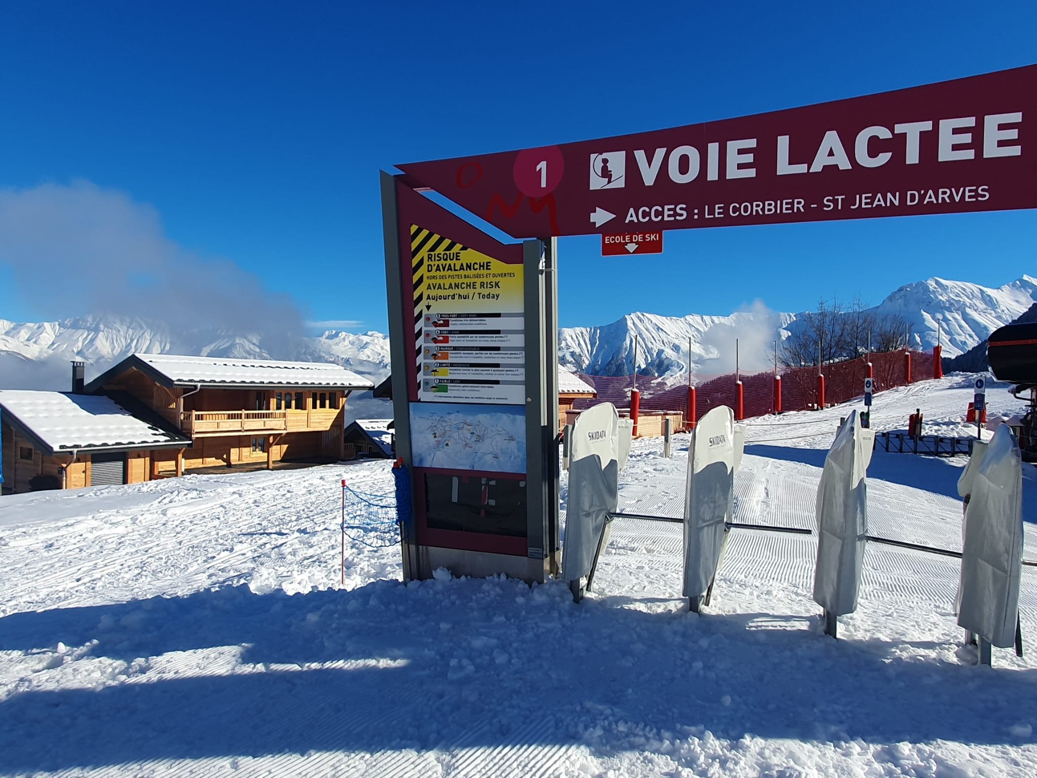 chalet neuf face aux pistes, SPA , 7chambres, 7sdb, espace détente