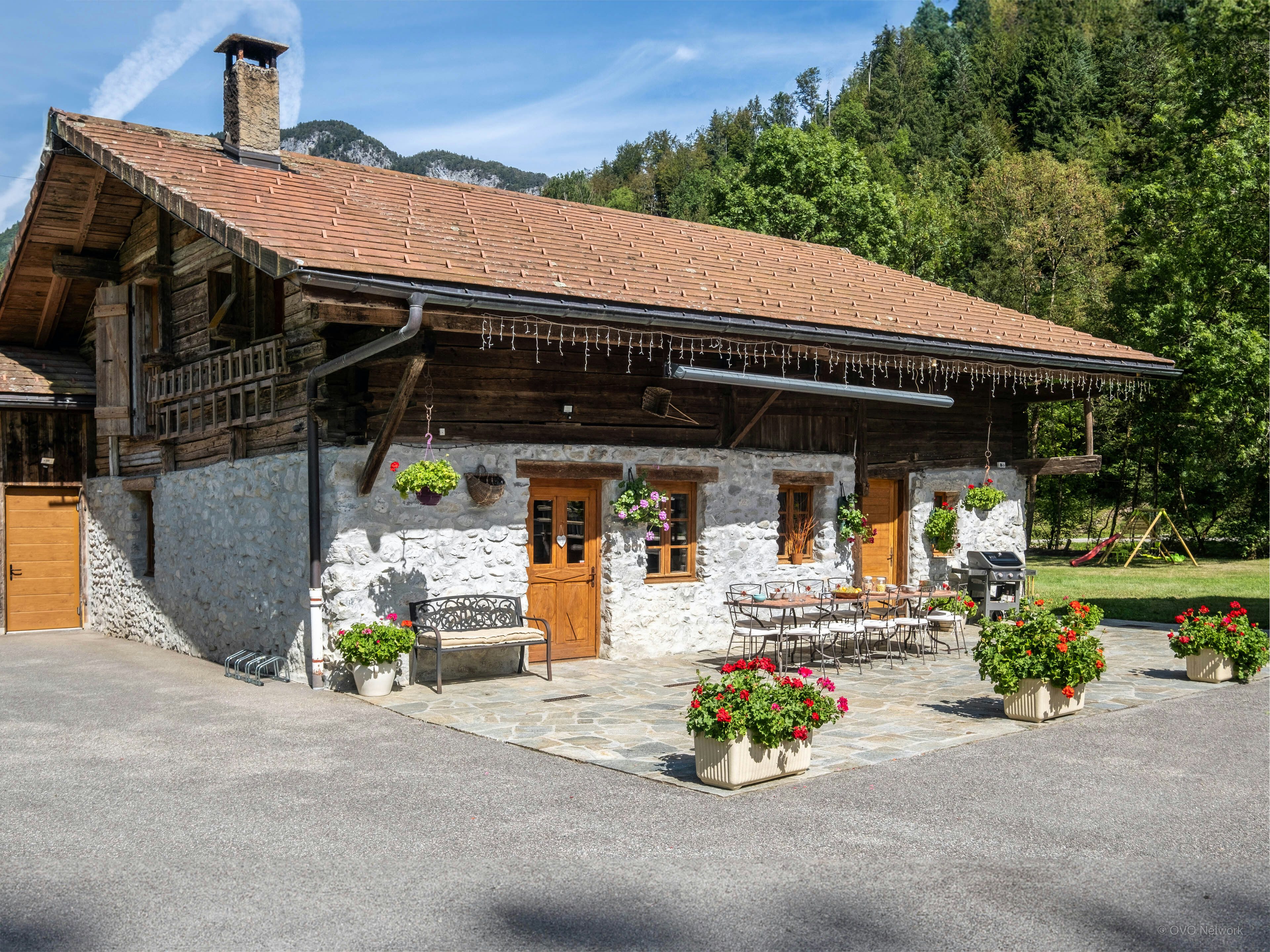 Authentique ferme en pierre avec étang et jardin